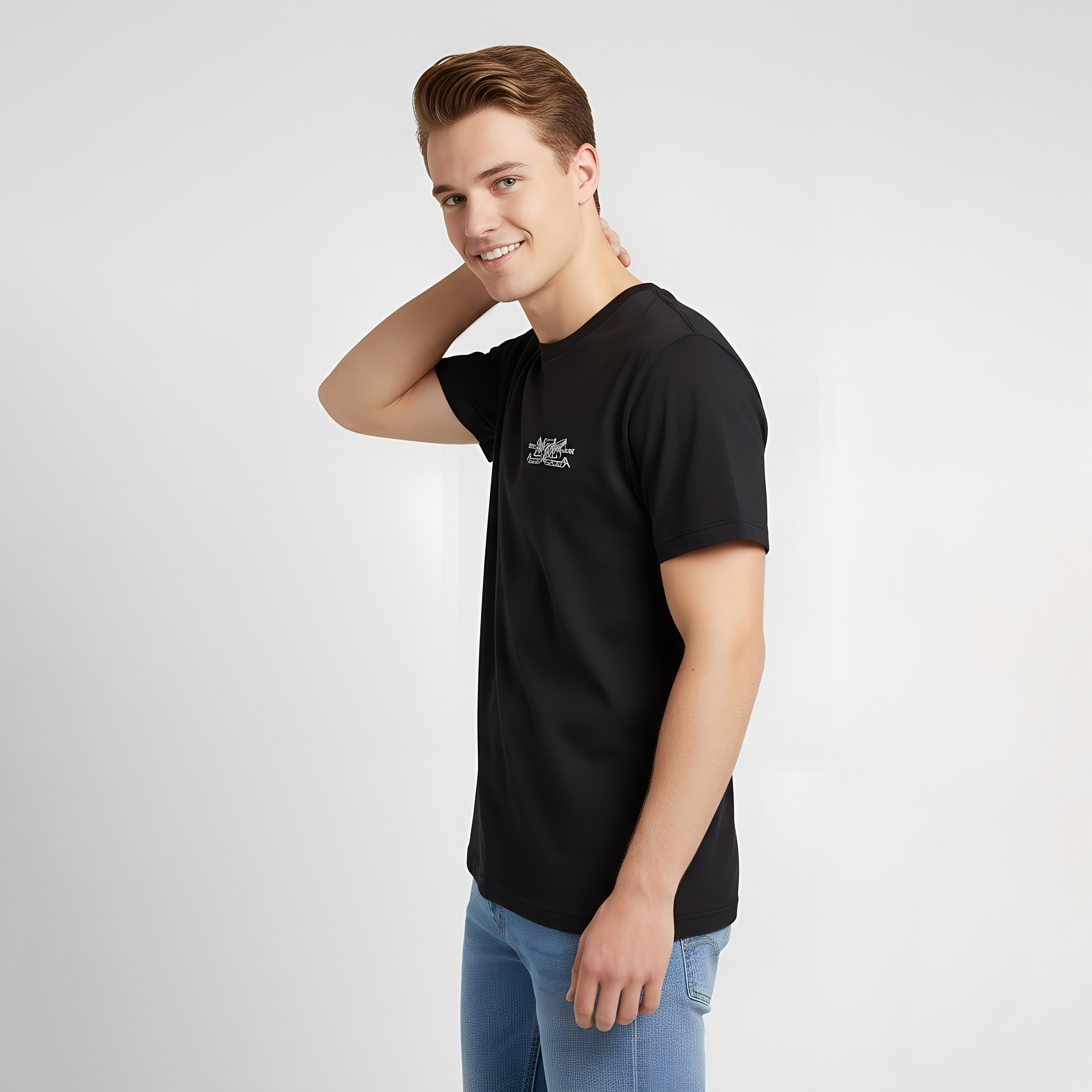 تيشيرت رجالي بأكمام قصيرة وياقة دائرية مطبوع عليها نص مطرز من ليفايس.-men-clothing-tshirtsandpolos-tshirts-image-3