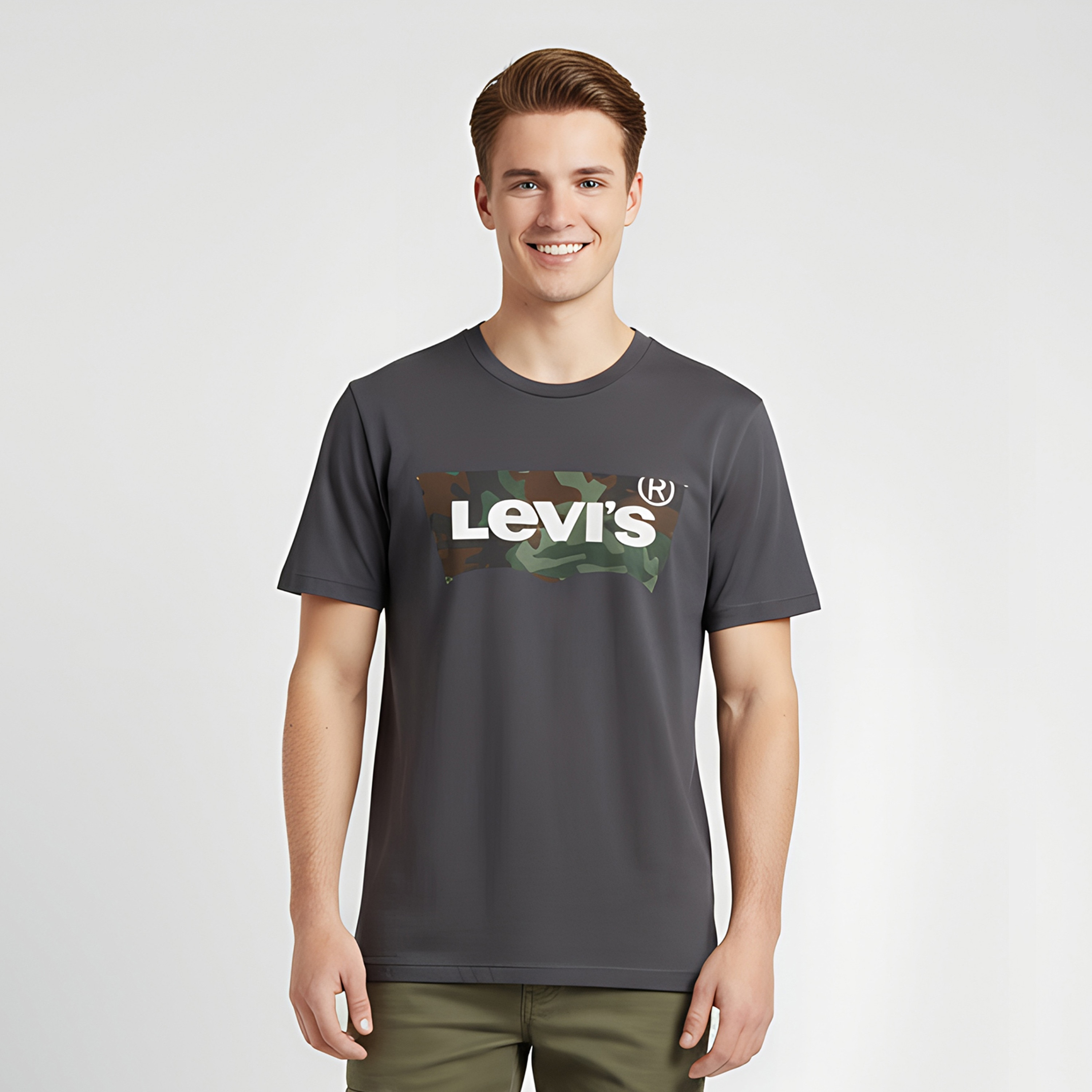 تيشيرت رجالي بأكمام قصيرة وياقة دائرية بطبعة مموهة جرافيك من ليفايس.-men-clothing-tshirtsandpolos-tshirts-image-1