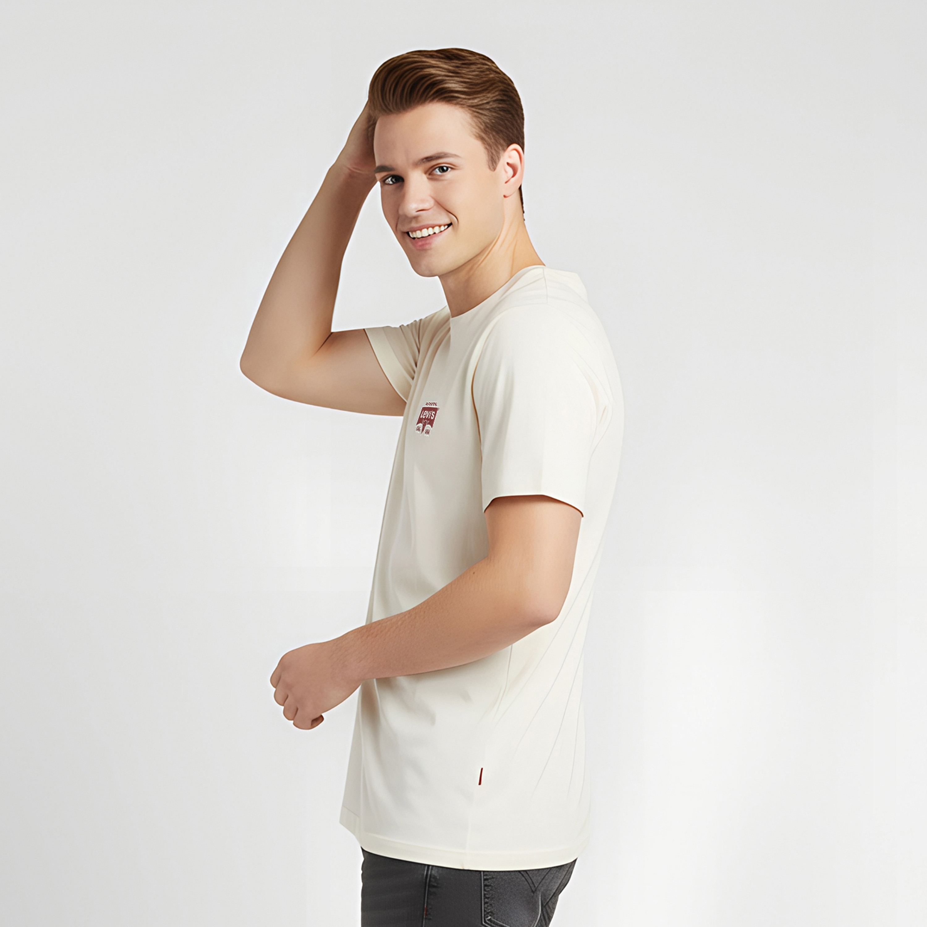 تي شيرت رجالي بأكمام قصيرة ورقبة دائرية وطبعة جرافيكية من ليفايس-men-clothing-tshirtsandpolos-tshirts-image-3