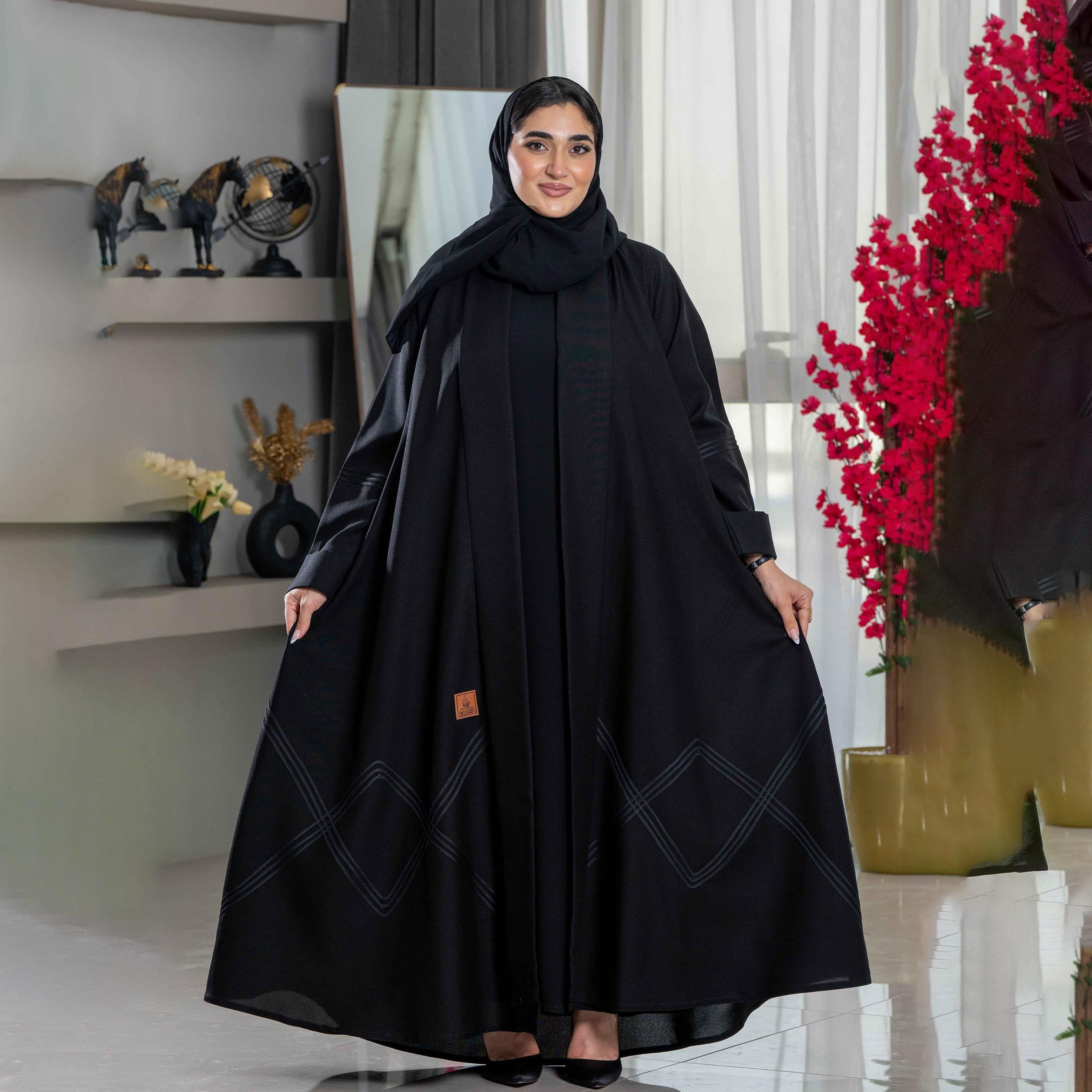 عباية نسائية سادة سوداء كلوش بياقة مطوية مع طرحة من زاهيه-women-arabicclothing-abayas-image-1