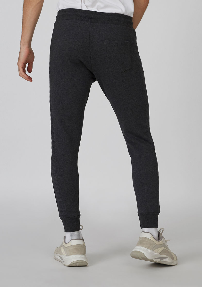 Buy Men's Iconic Slim Fit Full Length Textured Mid Waist Jog Pants with  Pockets Online