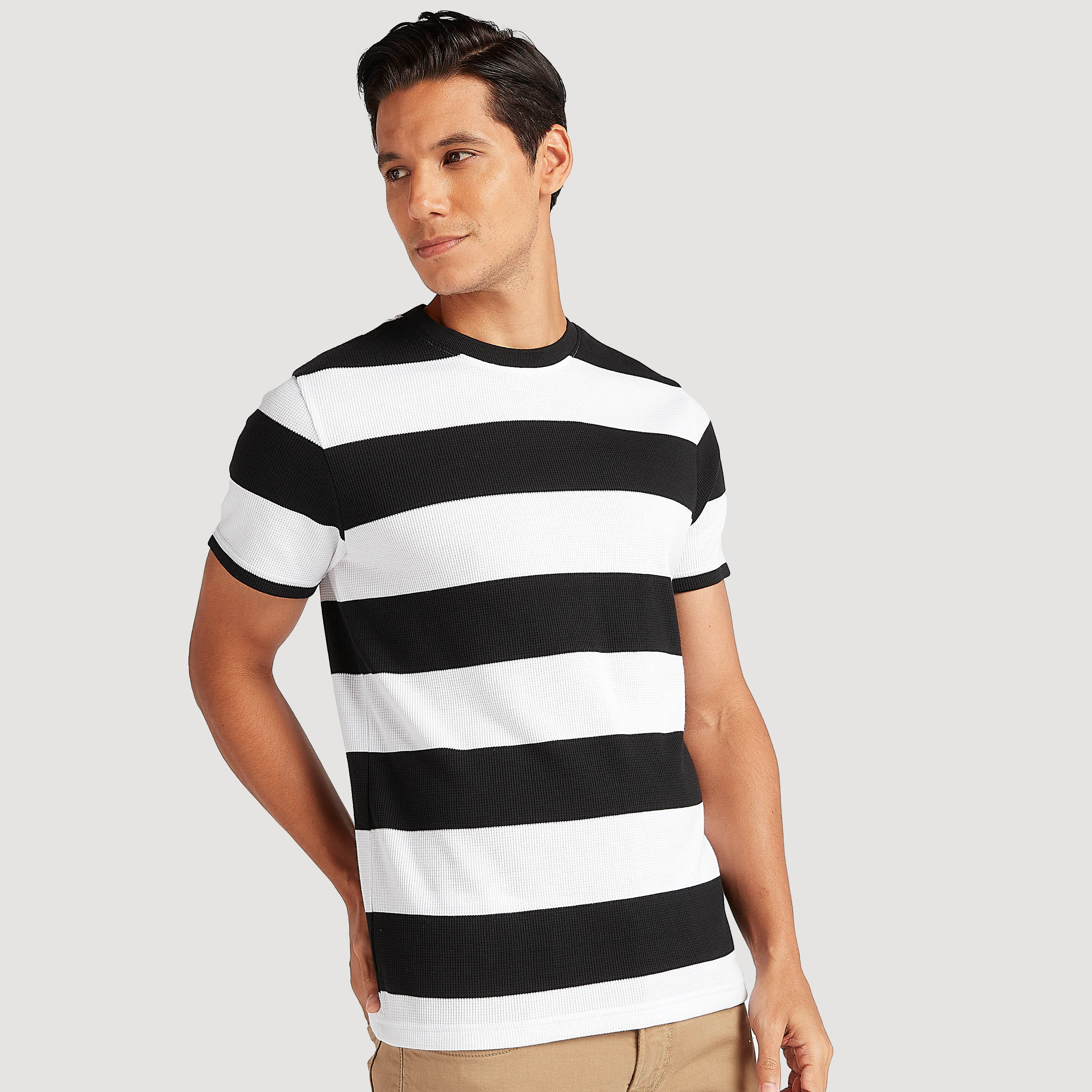 تيشيرت مقلّم بياقة ضيّقة وأكمام قصيرة من بوسيني-men-clothing-tshirtsandpolos-tshirts-image-1
