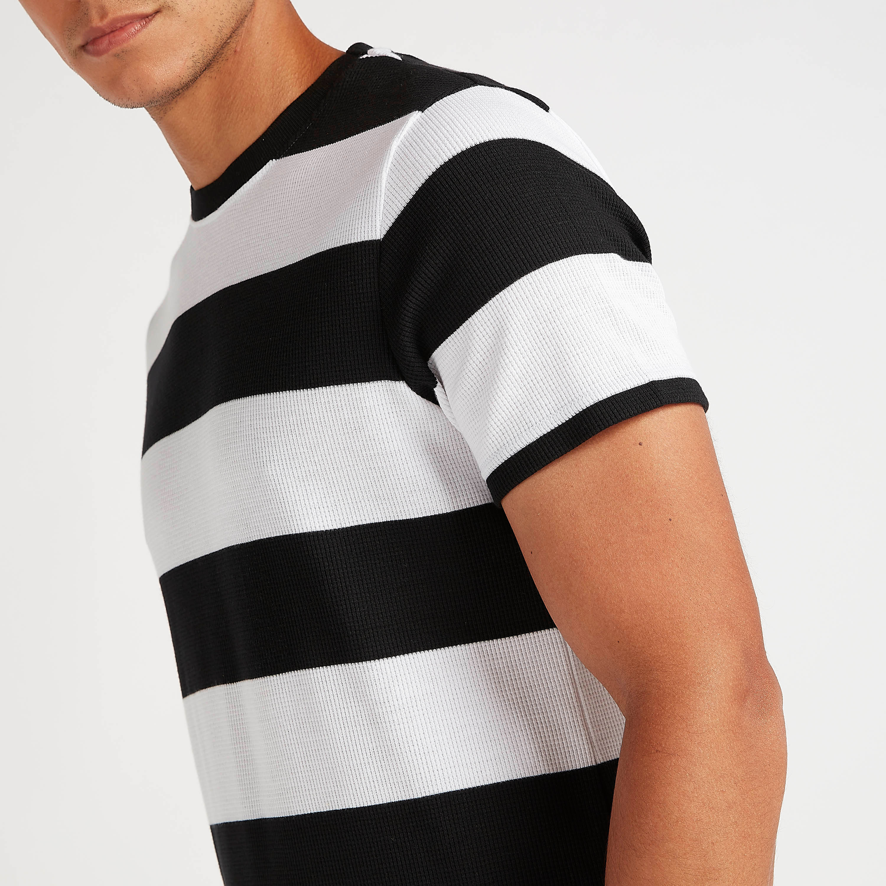 تيشيرت مقلّم بياقة ضيّقة وأكمام قصيرة من بوسيني-men-clothing-tshirtsandpolos-tshirts-image-5