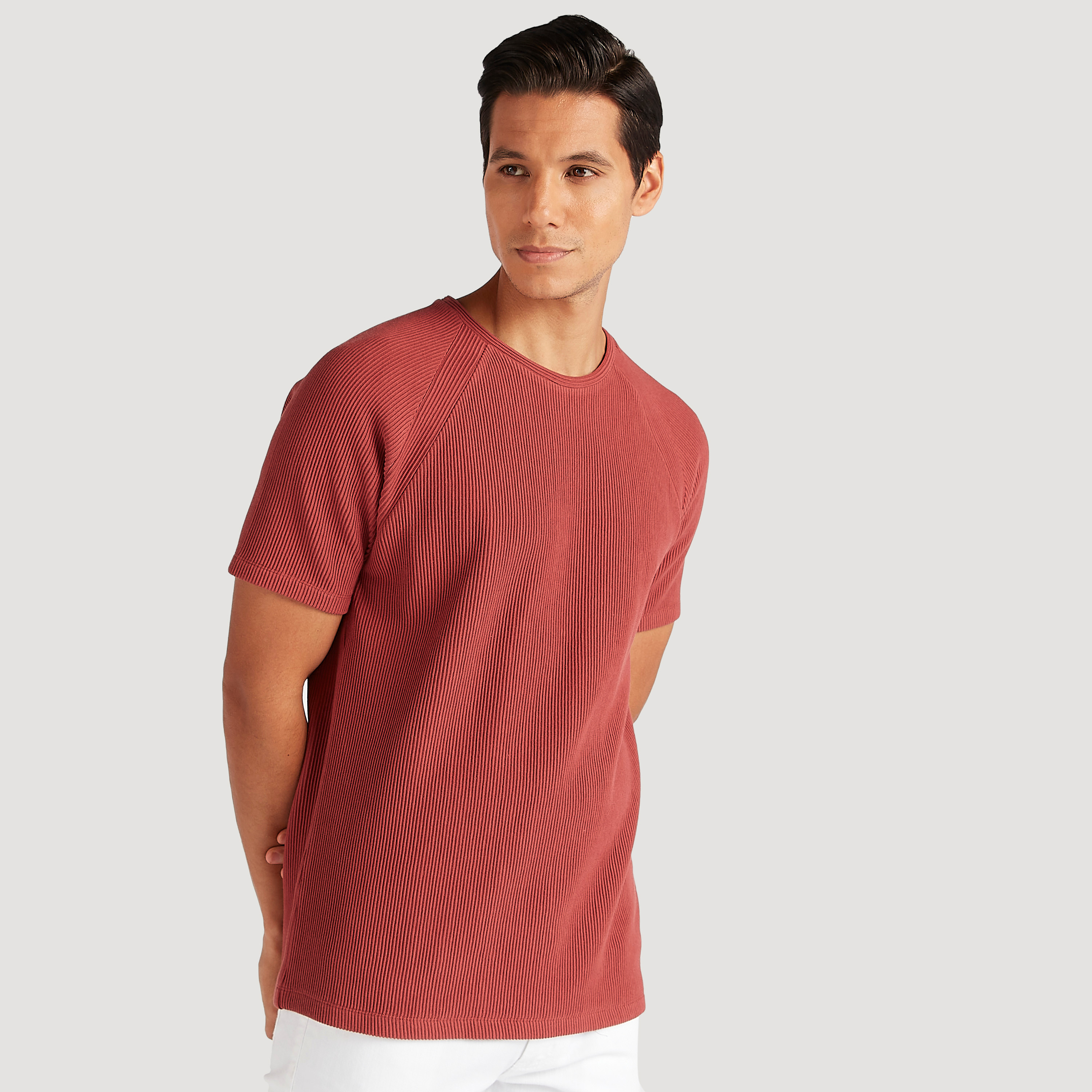 تيشيرت بارز الملمس بياقة ضيّقة وأكمام قصيرة-men-clothing-tshirtsandpolos-tshirts-image-1