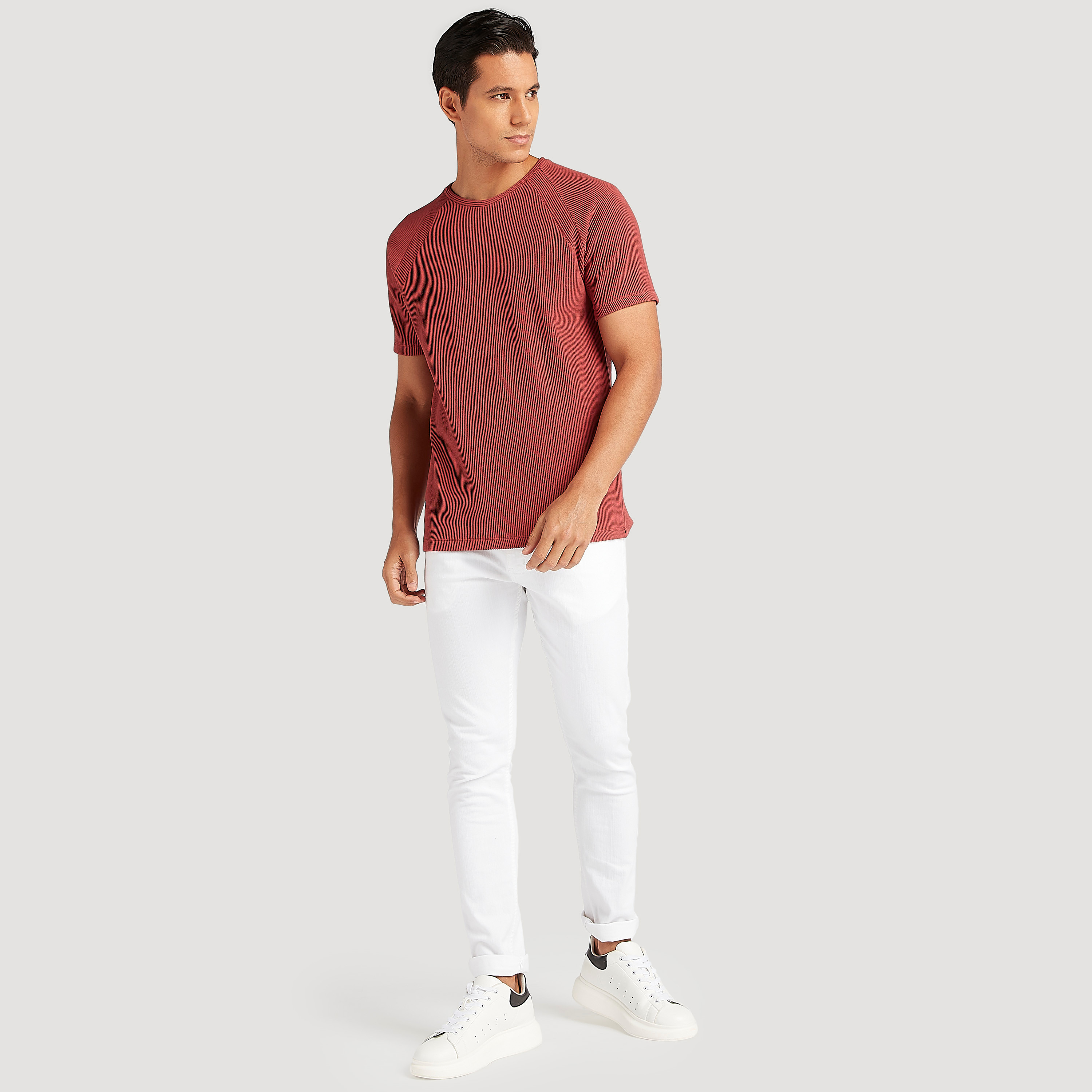 تيشيرت بارز الملمس بياقة ضيّقة وأكمام قصيرة-men-clothing-tshirtsandpolos-tshirts-image-2