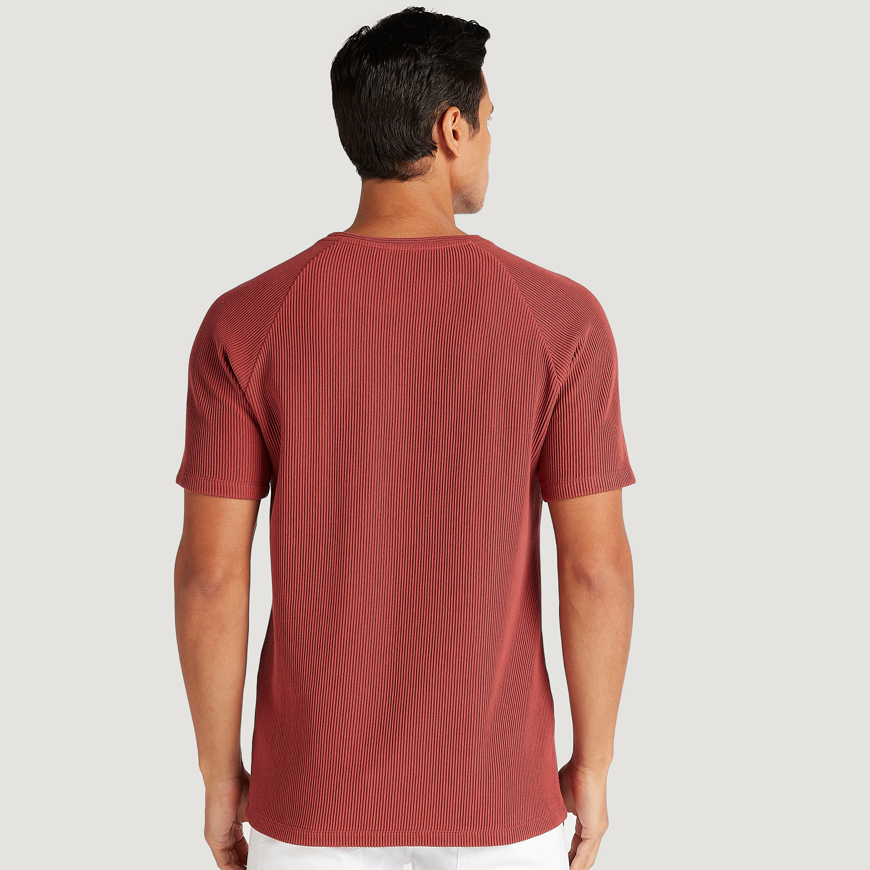 تيشيرت بارز الملمس بياقة ضيّقة وأكمام قصيرة-men-clothing-tshirtsandpolos-tshirts-image-4