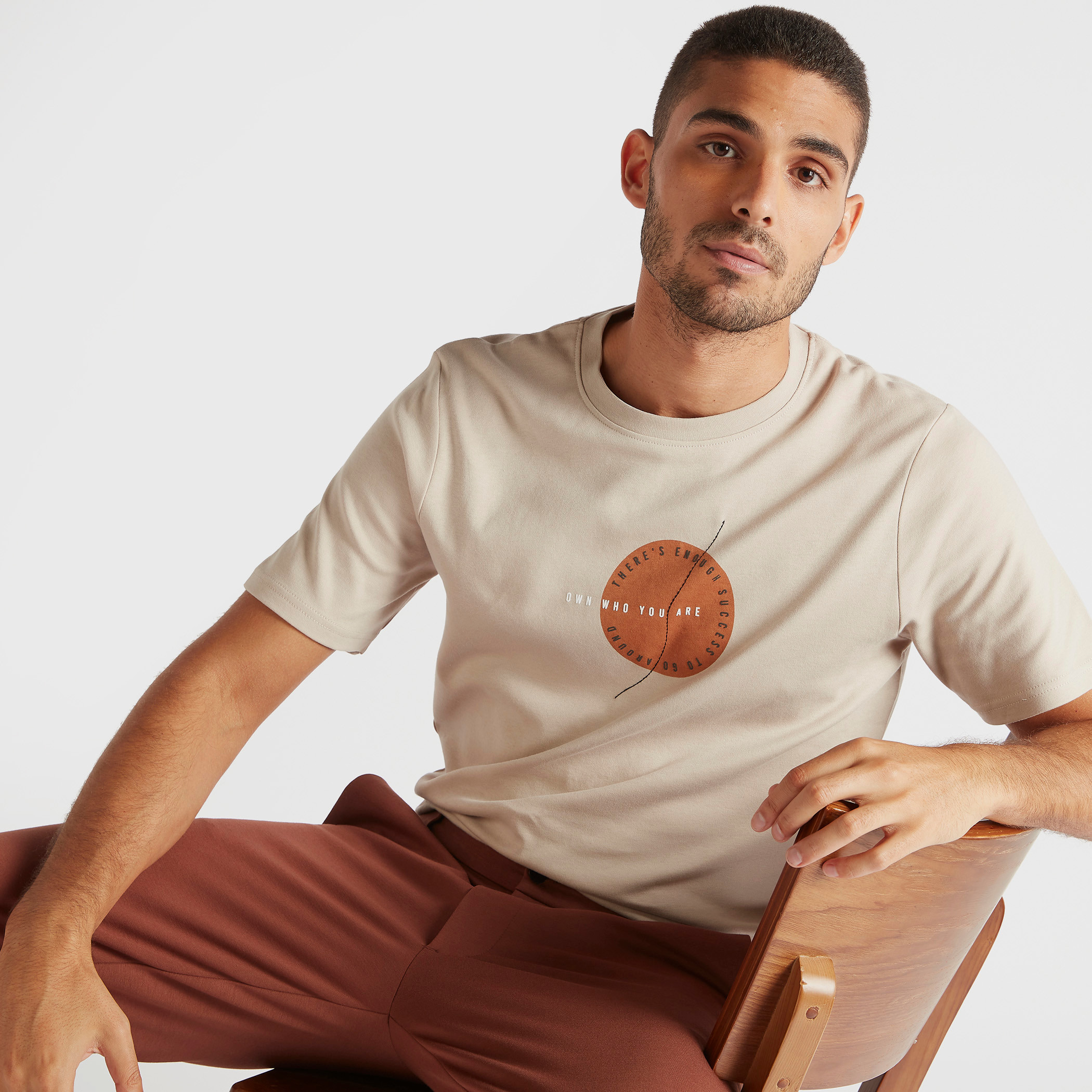 تيشيرت بقصة سليم وياقة ضيقة وأكمام قصيرة وطبعات-men-clothing-tshirtsandpolos-tshirts-image-1