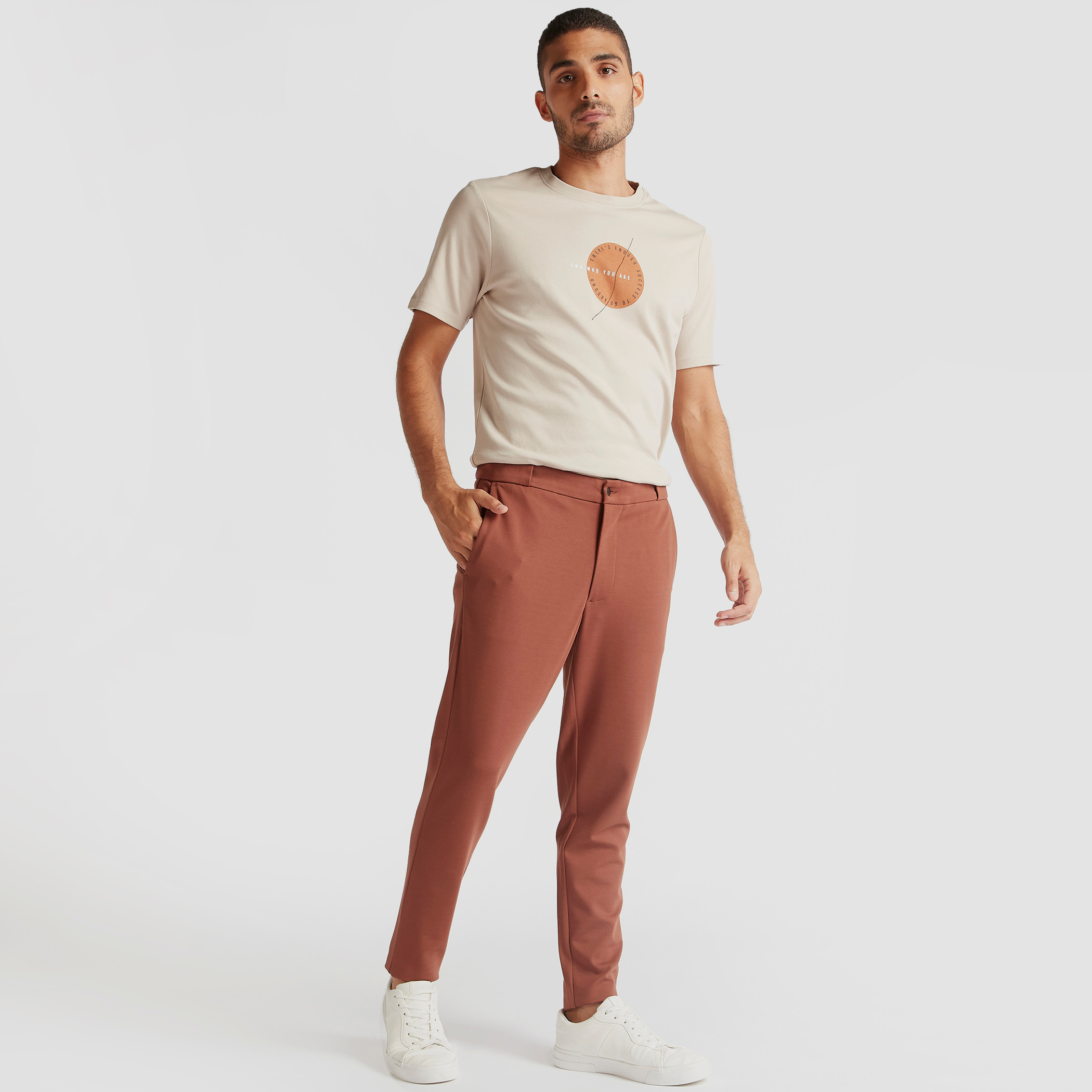 تيشيرت بقصة سليم وياقة ضيقة وأكمام قصيرة وطبعات-men-clothing-tshirtsandpolos-tshirts-image-2