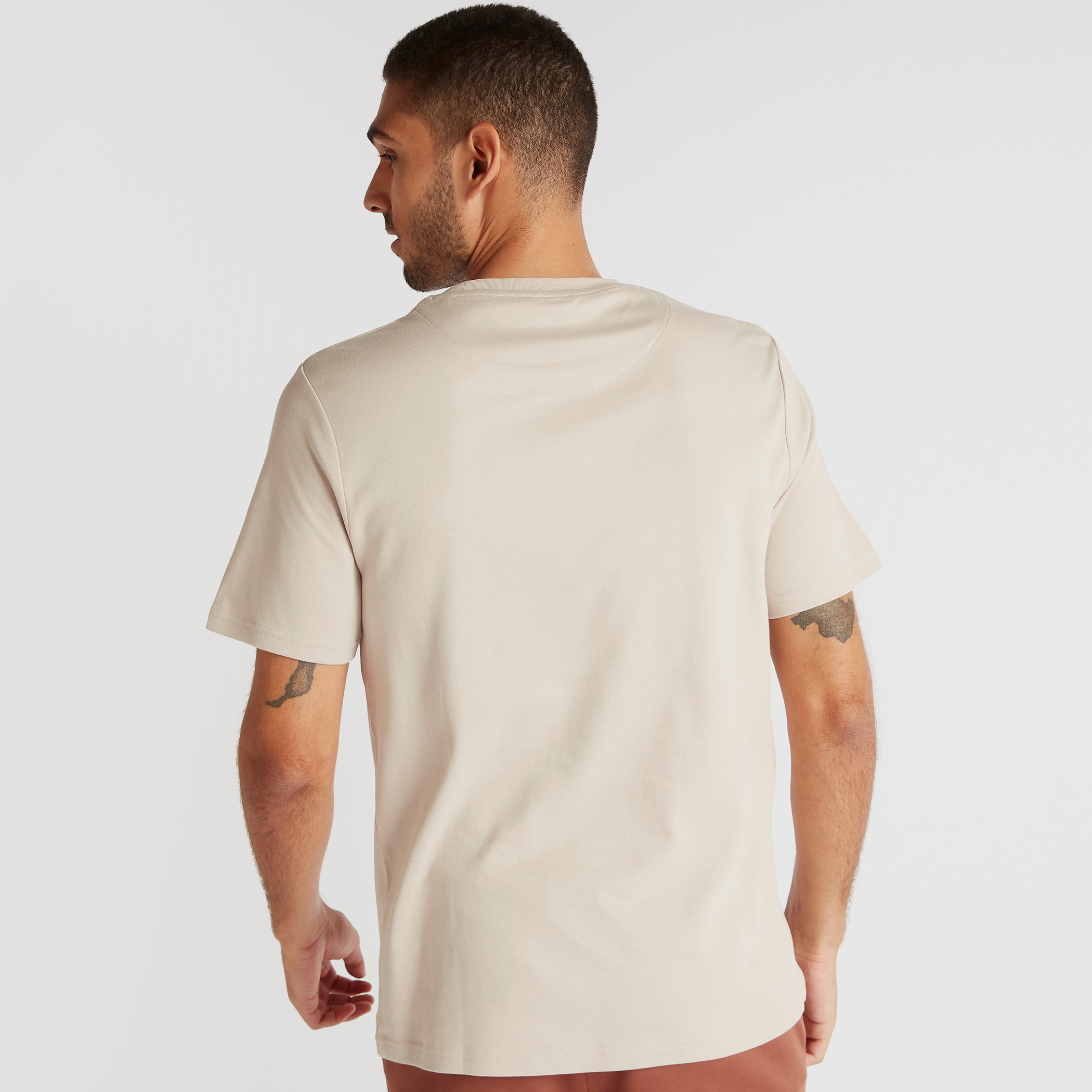 تيشيرت بقصة سليم وياقة ضيقة وأكمام قصيرة وطبعات-men-clothing-tshirtsandpolos-tshirts-image-4