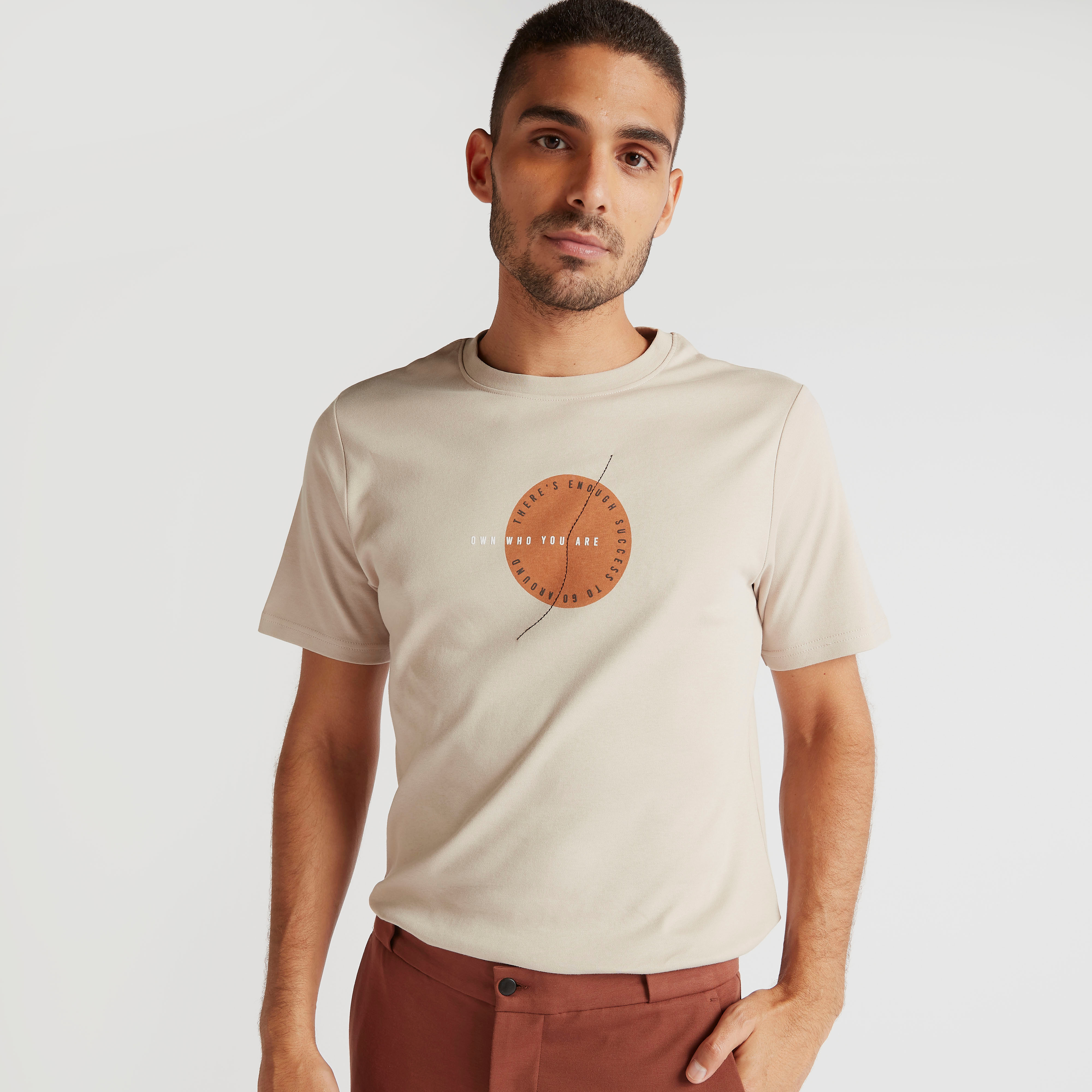 تيشيرت بقصة سليم وياقة ضيقة وأكمام قصيرة وطبعات-men-clothing-tshirtsandpolos-tshirts-image-5