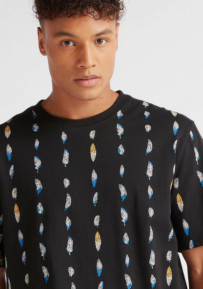 Iconic Feather Print T-shirt with Crew Neck
