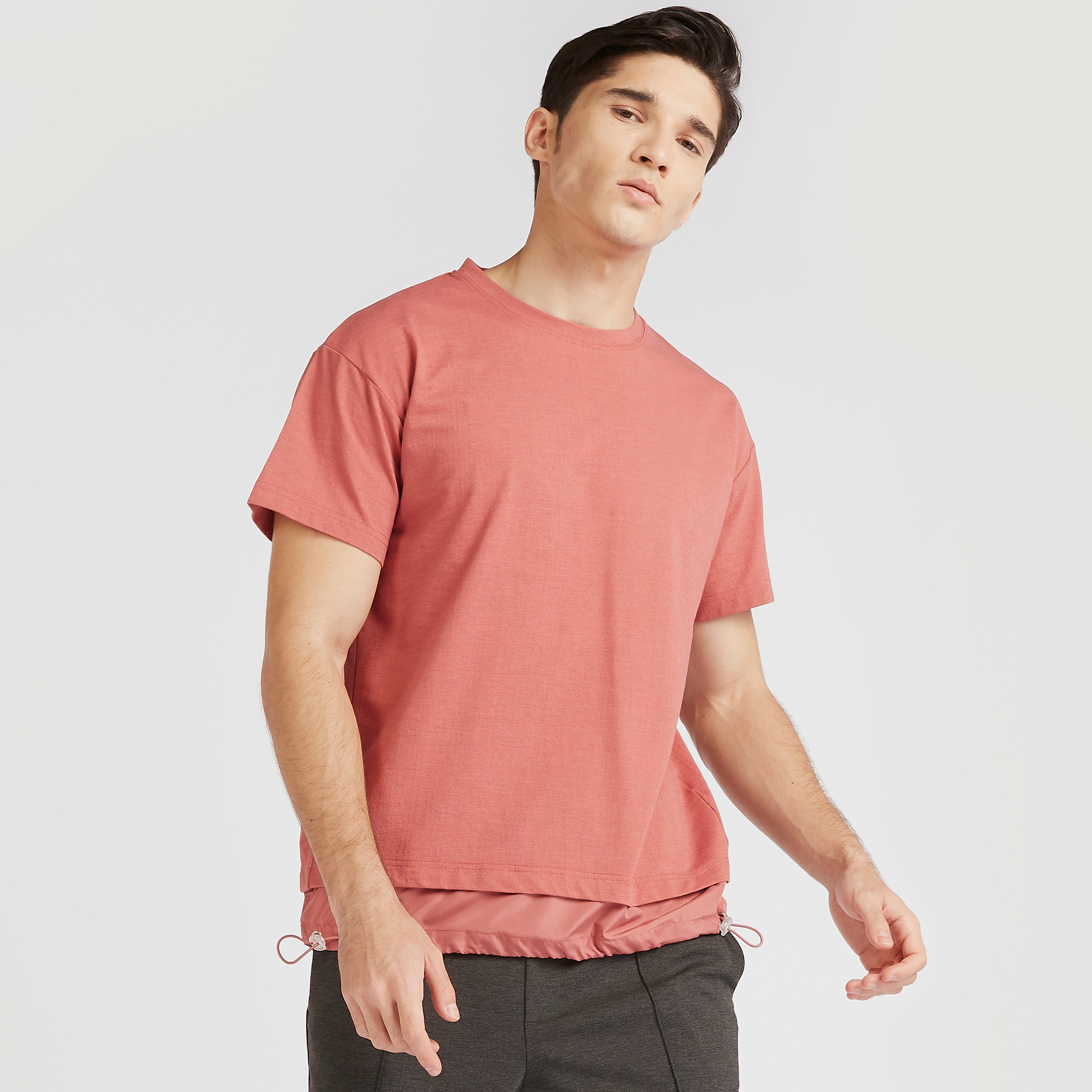 تيشيرت سادة بياقة ضيّقة وأطراف بأربطة متداخلة من آيكونيك-men-clothing-tshirtsandpolos-tshirts-image-1