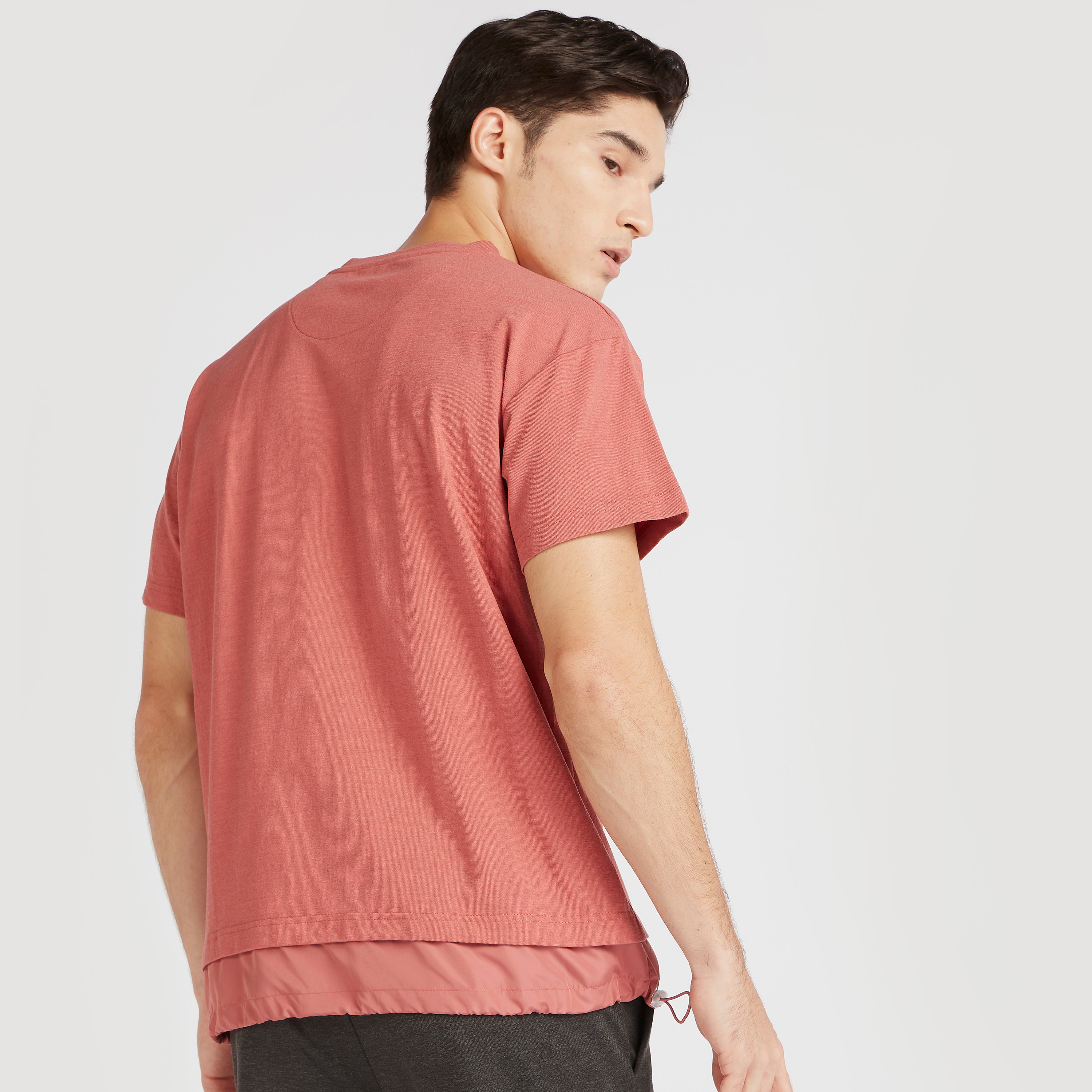 تيشيرت سادة بياقة ضيّقة وأطراف بأربطة متداخلة من آيكونيك-men-clothing-tshirtsandpolos-tshirts-image-4