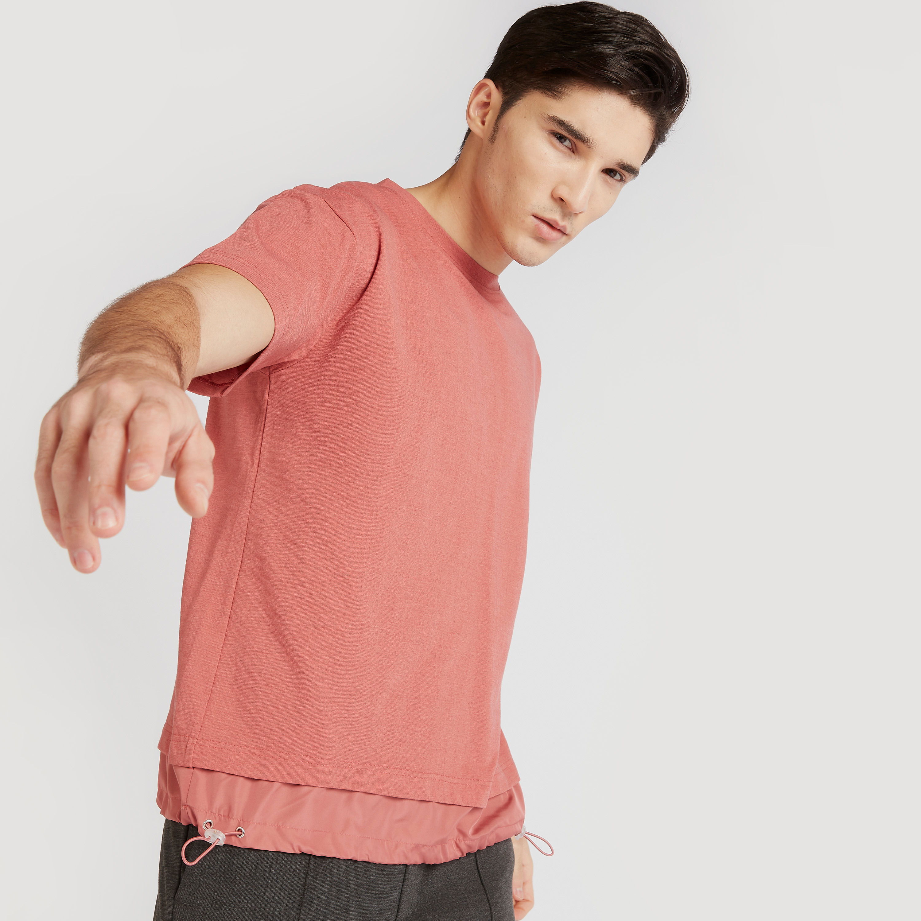 تيشيرت سادة بياقة ضيّقة وأطراف بأربطة متداخلة من آيكونيك-men-clothing-tshirtsandpolos-tshirts-image-5