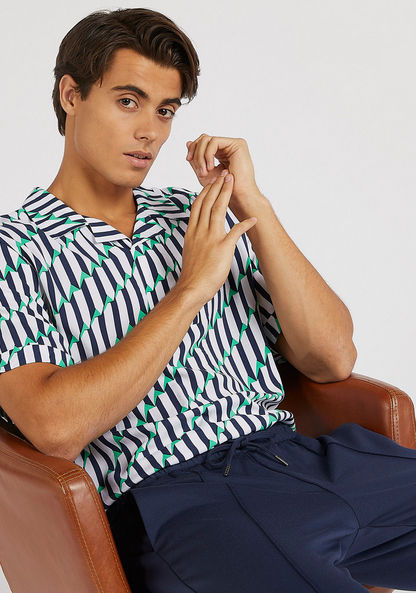 Iconic Printed Slim Fit Shirt with Short Sleeves