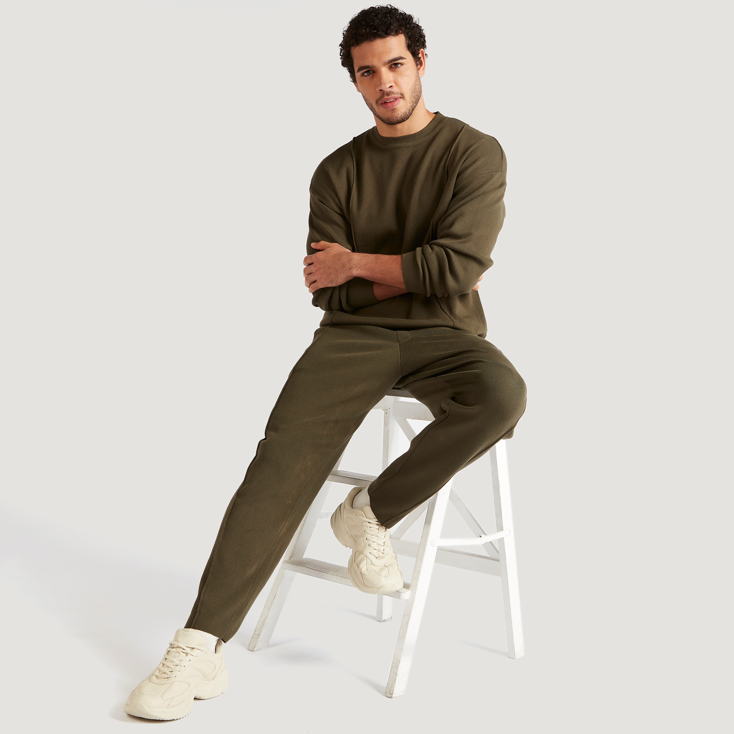 بنطلون بارز الملمس بخصر مرن وجيوب من آيكونيك-men-clothing-bottoms-joggers-image-2