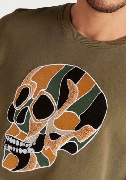 Iconic Skull Embroidered Sweatshirt with Crew Neck 