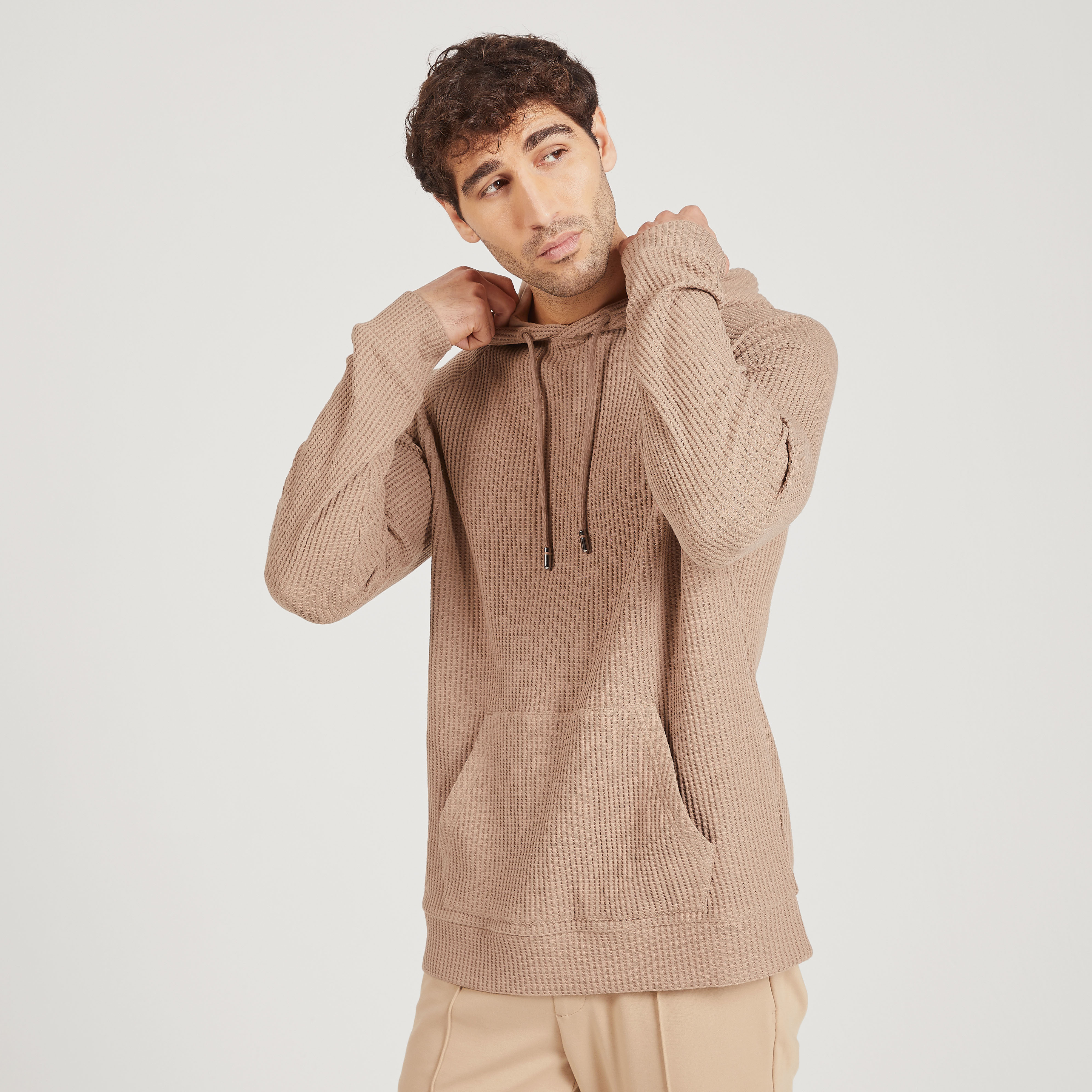 سويت شيرت بارز الملمس بقبعة وأكمام طويلة من آيكونك-men-winterwear-hoodiesandsweatshirts-image-3