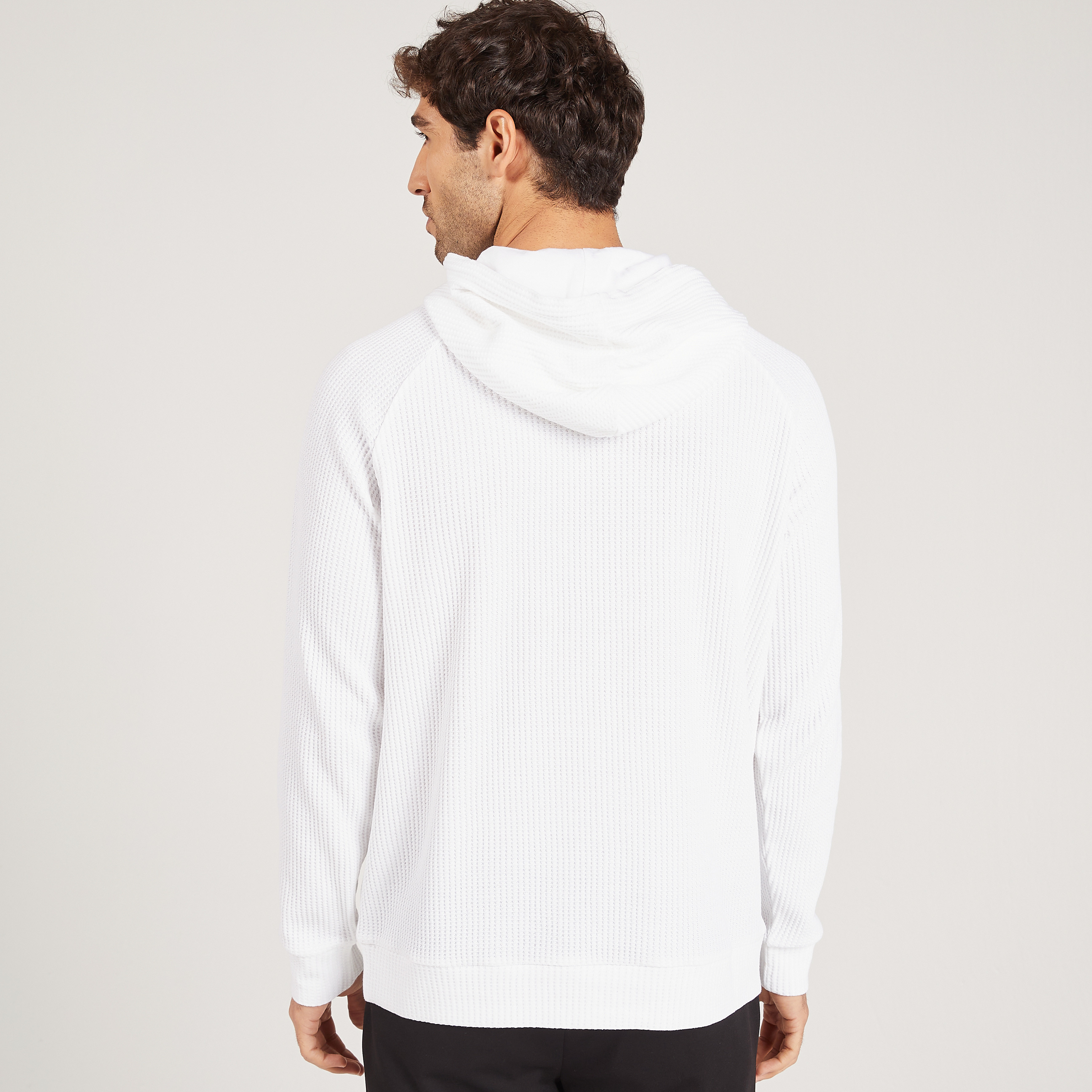 سويت شيرت بارز الملمس بقبعة وأكمام طويلة من آيكونك-men-winterwear-hoodiesandsweatshirts-image-13