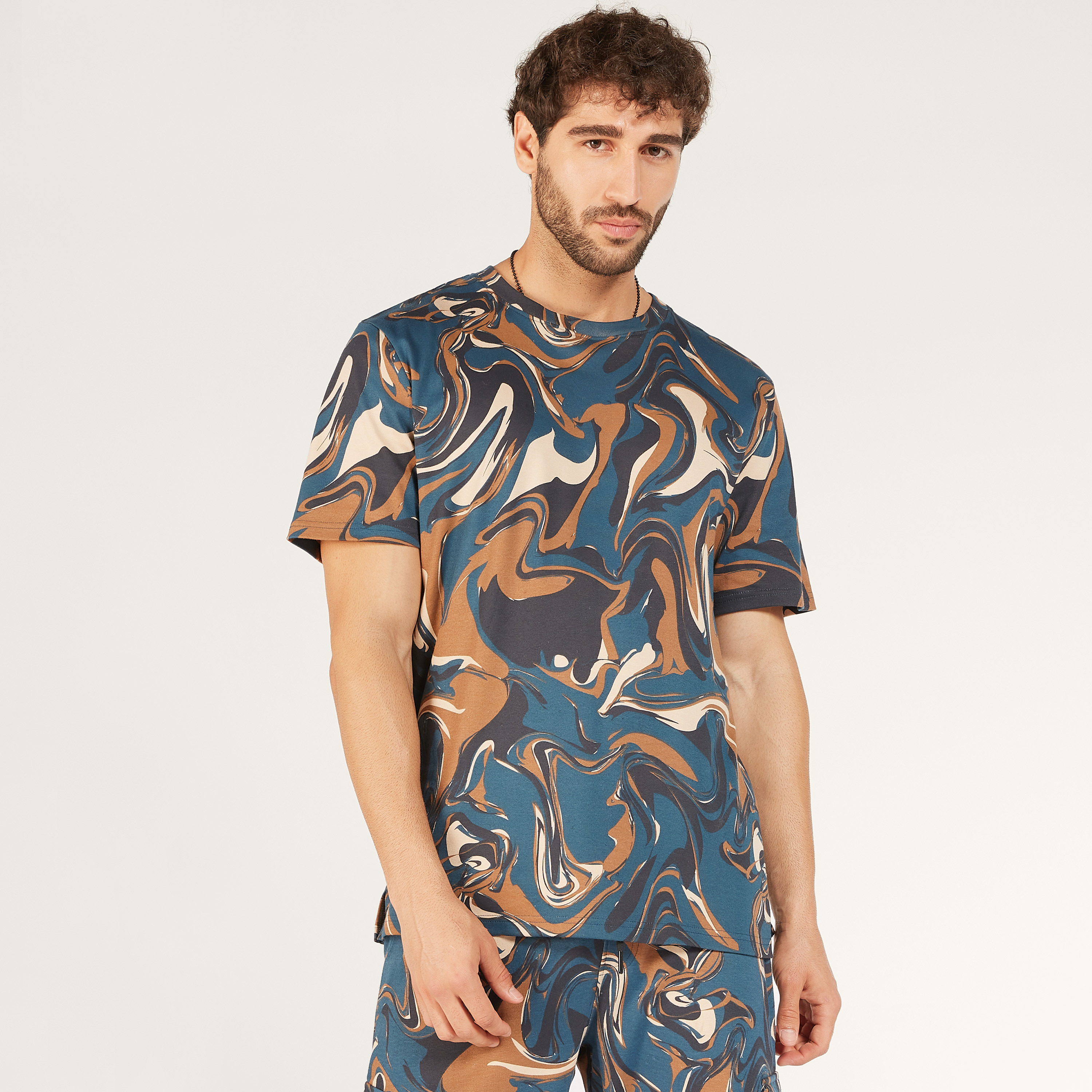تيشيرت بياقة ضيّقة وأكمام قصيرة وطبعات رخام من آيكونيك-men-clothing-tshirtsandpolos-tshirts-image-1