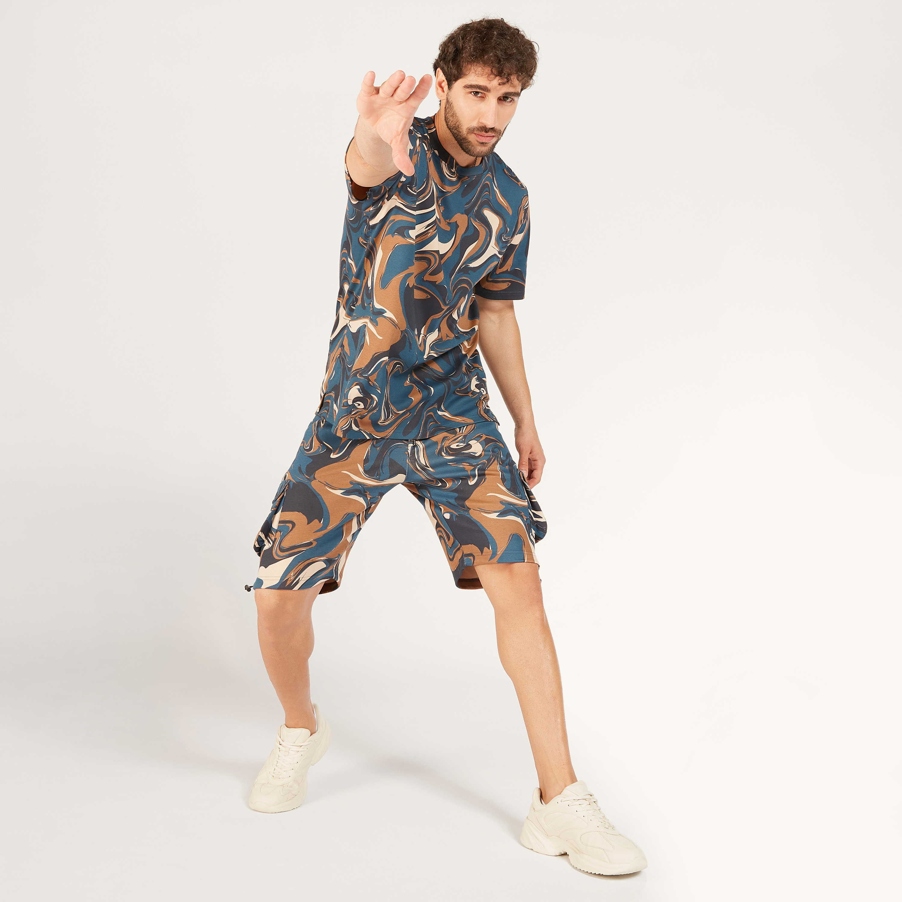 تيشيرت بياقة ضيّقة وأكمام قصيرة وطبعات رخام من آيكونيك-men-clothing-tshirtsandpolos-tshirts-image-2