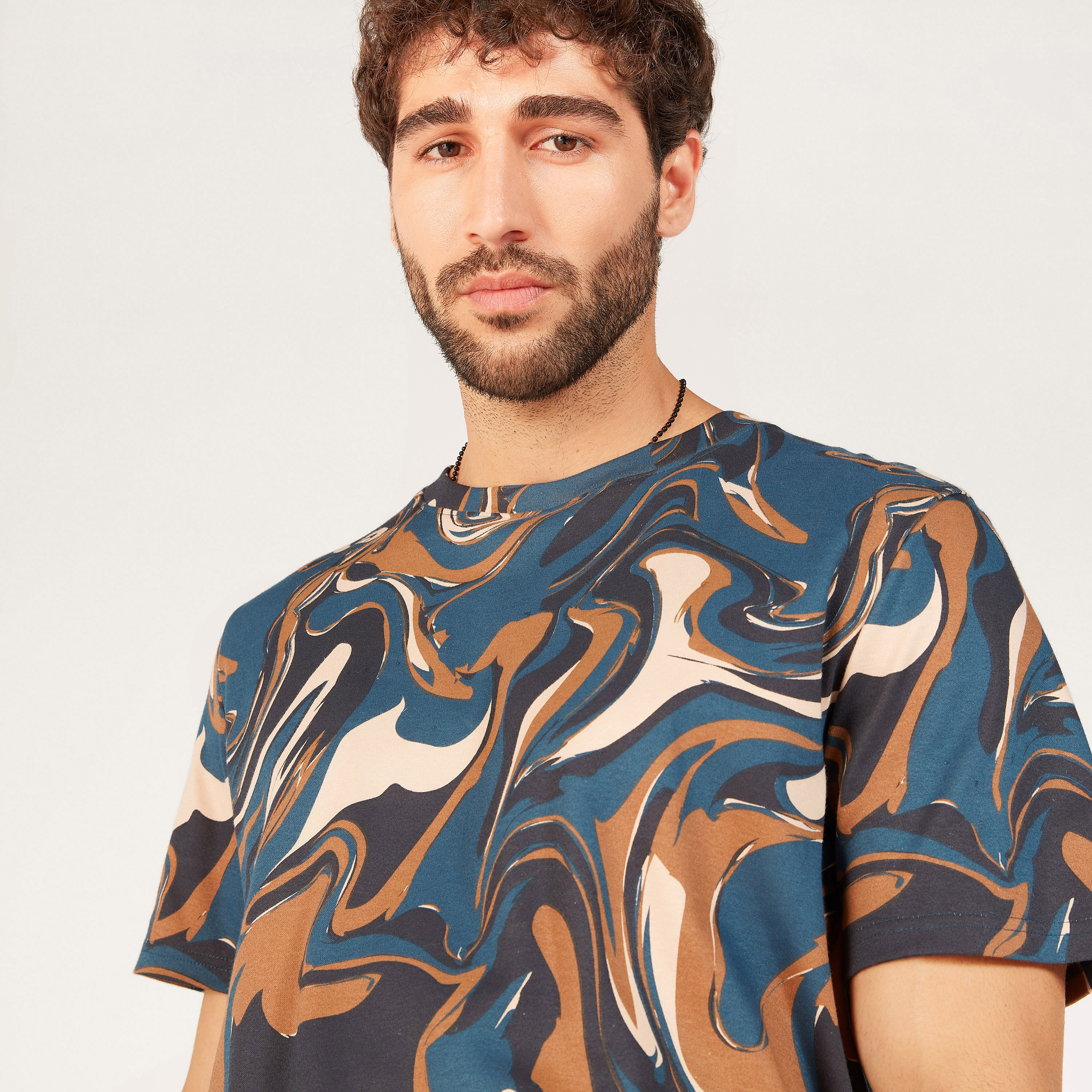 تيشيرت بياقة ضيّقة وأكمام قصيرة وطبعات رخام من آيكونيك-men-clothing-tshirtsandpolos-tshirts-image-3