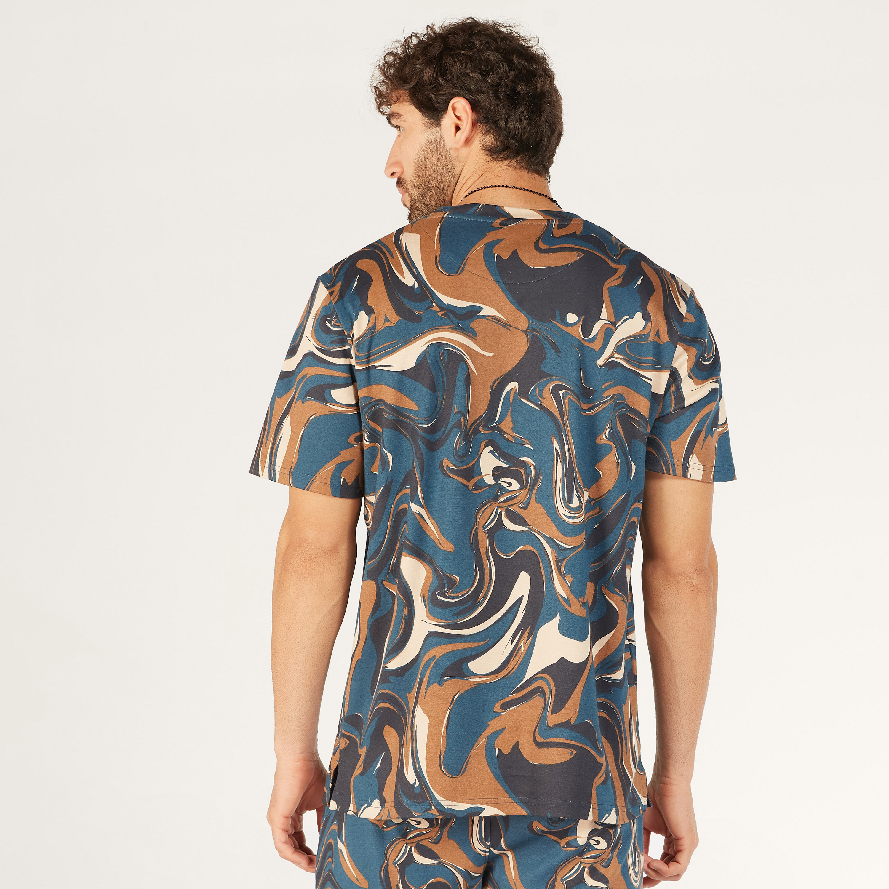 تيشيرت بياقة ضيّقة وأكمام قصيرة وطبعات رخام من آيكونيك-men-clothing-tshirtsandpolos-tshirts-image-4