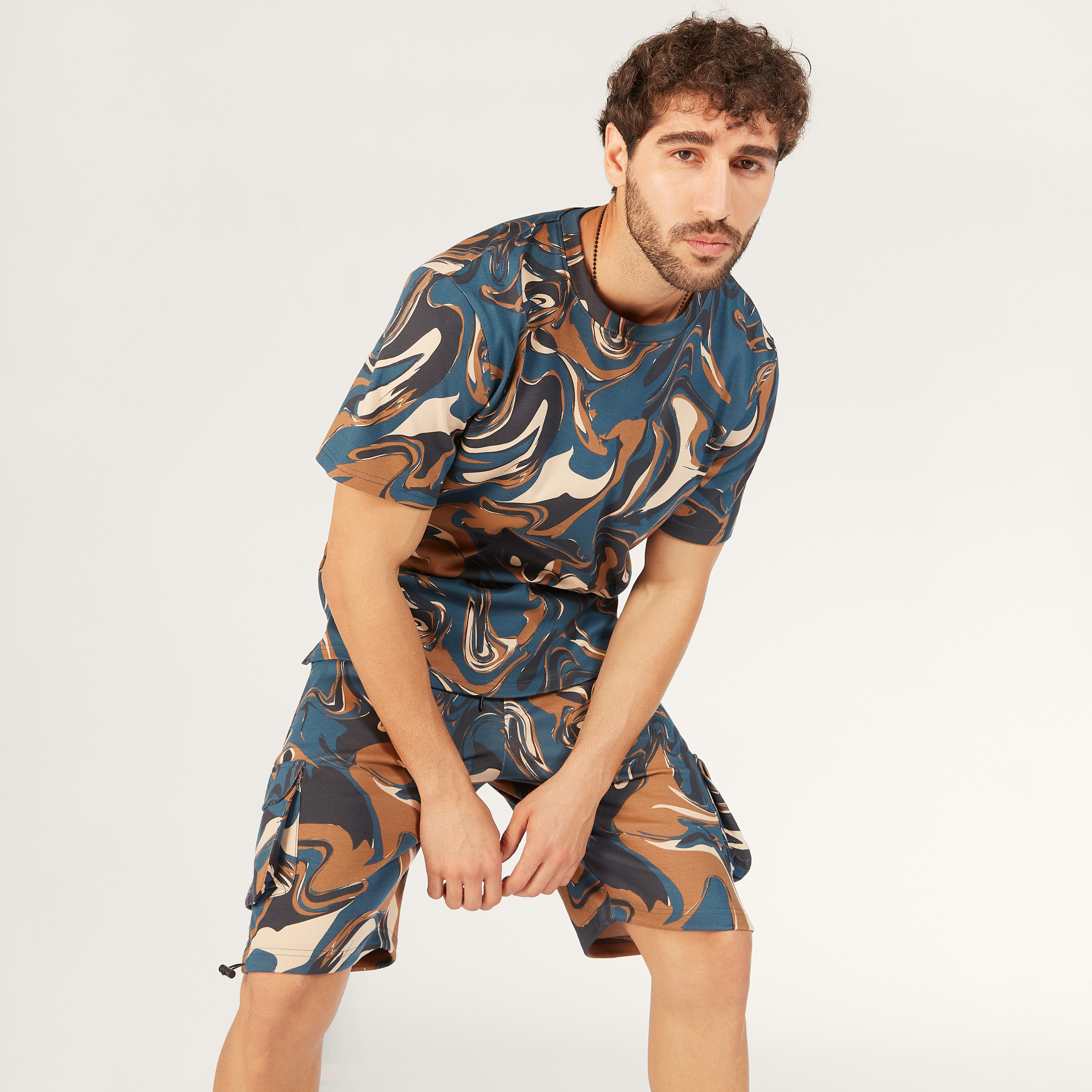 تيشيرت بياقة ضيّقة وأكمام قصيرة وطبعات رخام من آيكونيك-men-clothing-tshirtsandpolos-tshirts-image-5