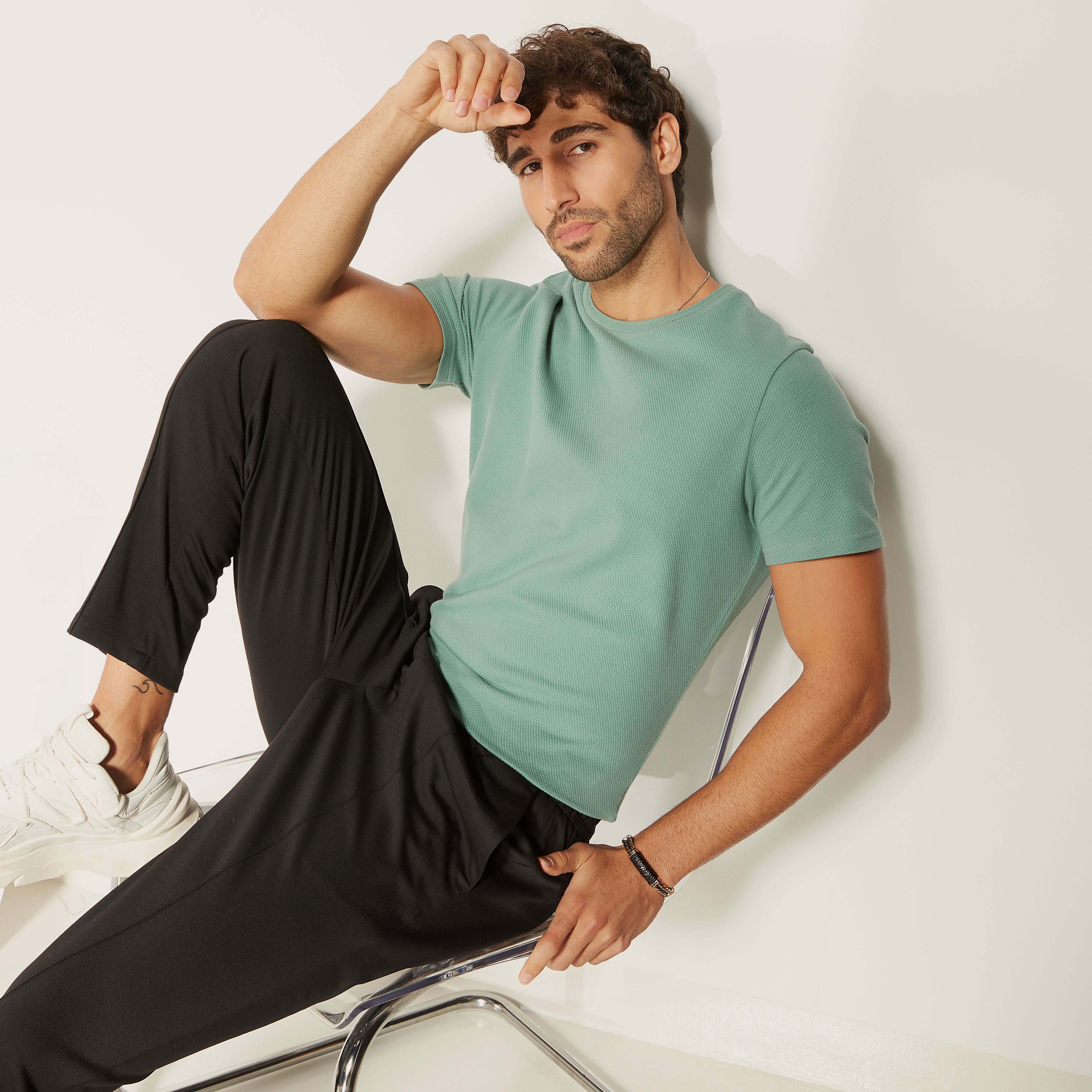 تيشيرت بارز الملمس بياقة ضيّقة وأكمام قصيرة من آيكونيك-men-clothing-tshirtsandpolos-tshirts-image-1
