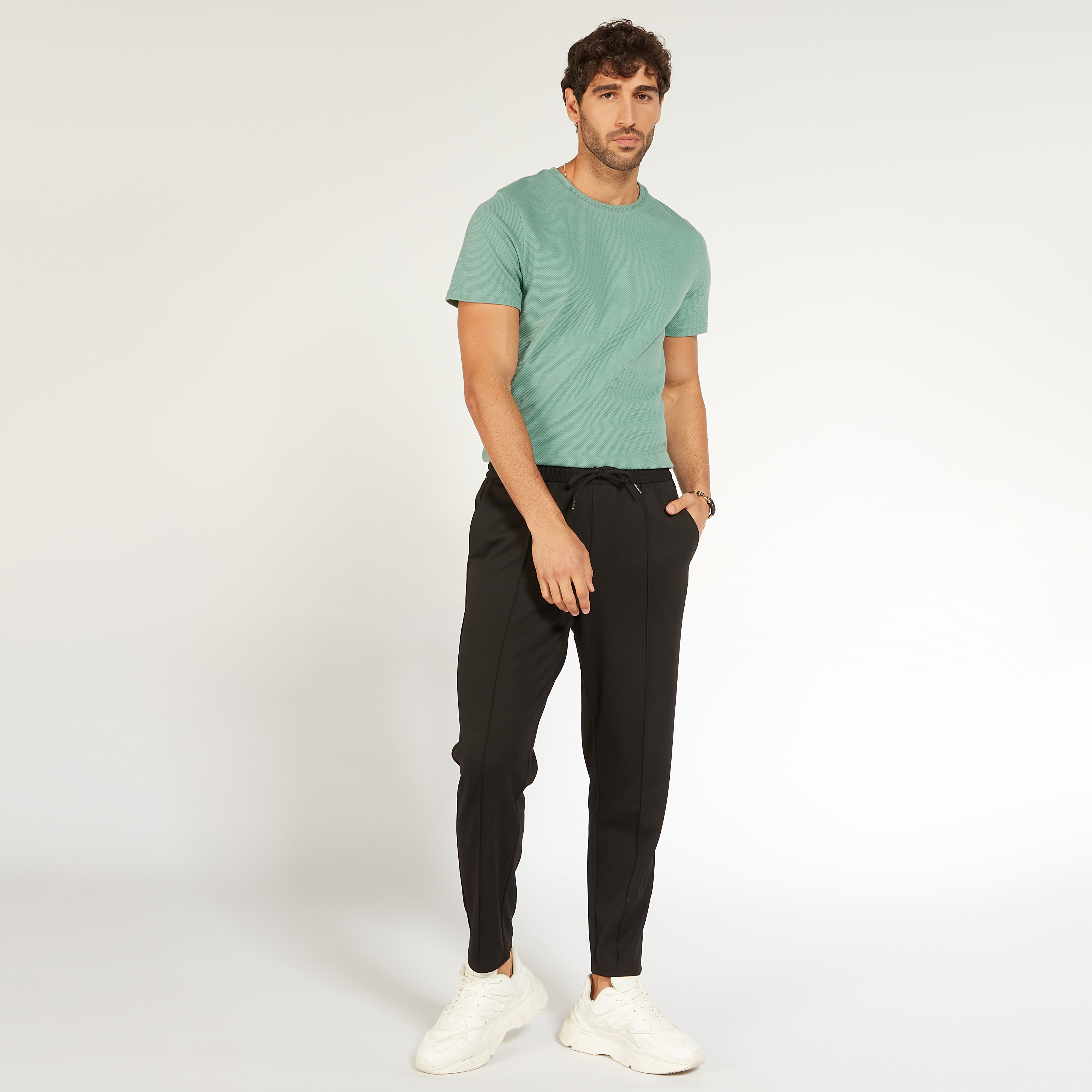 تيشيرت بارز الملمس بياقة ضيّقة وأكمام قصيرة من آيكونيك-men-clothing-tshirtsandpolos-tshirts-image-2