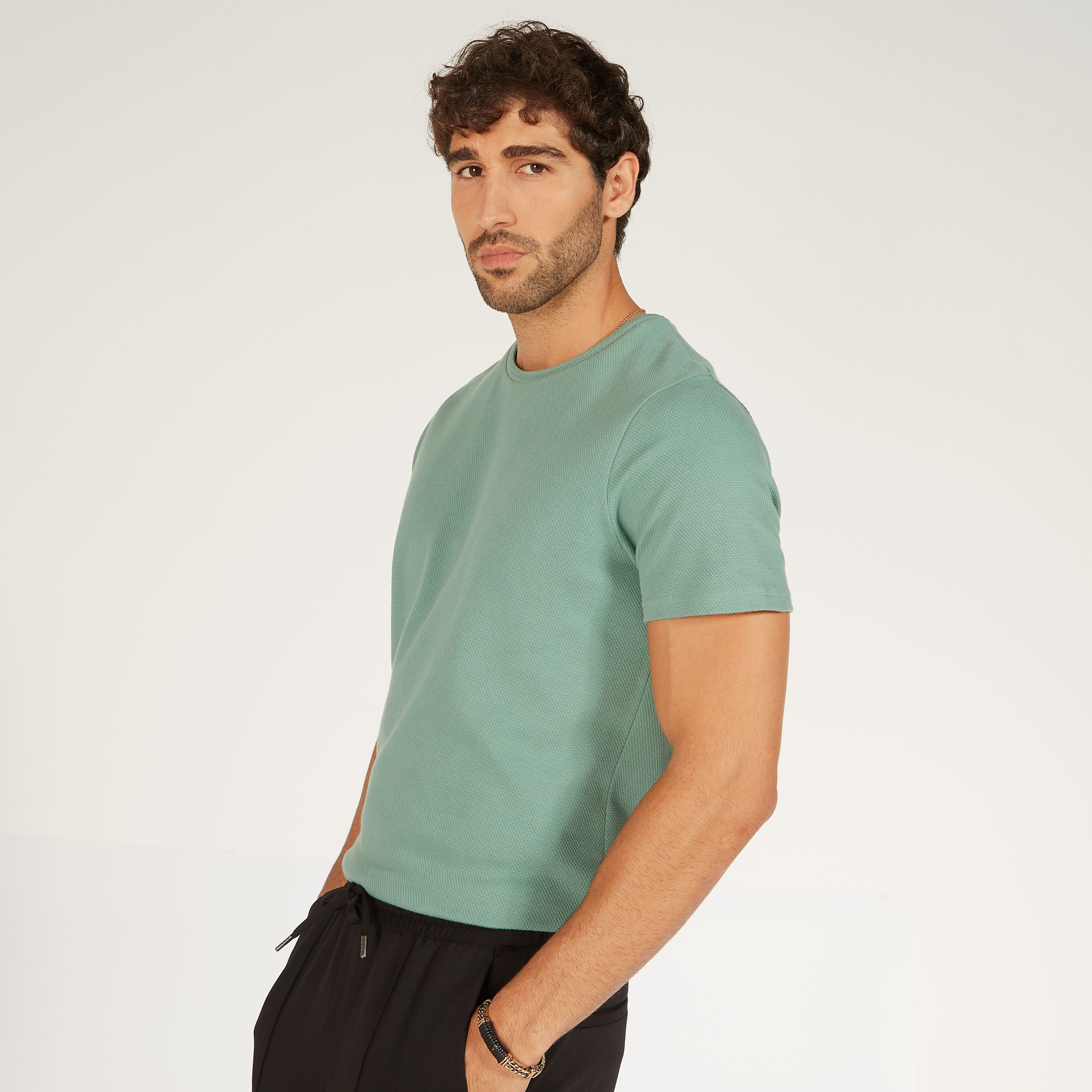 تيشيرت بارز الملمس بياقة ضيّقة وأكمام قصيرة من آيكونيك-men-clothing-tshirtsandpolos-tshirts-image-4