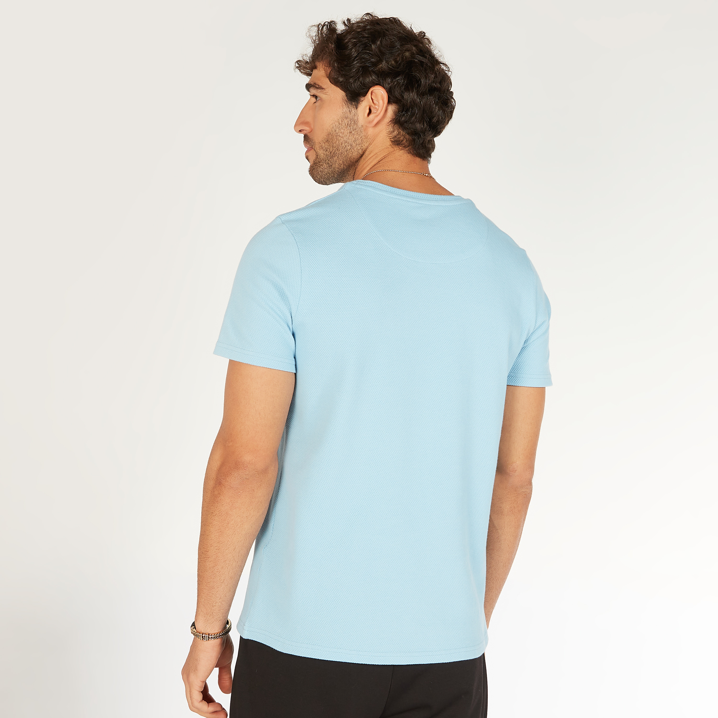 تيشيرت بارز الملمس بياقة ضيّقة وأكمام قصيرة من آيكونيك-men-clothing-tshirtsandpolos-tshirts-image-10