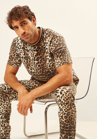 Shop Iconic Animal Print Crew Neck T-shirt with Short Sleeves Online | Splash UAE Shop Iconic Animal Print Crew Neck T-shirt with Short Sleeves Online | Splash UAE
