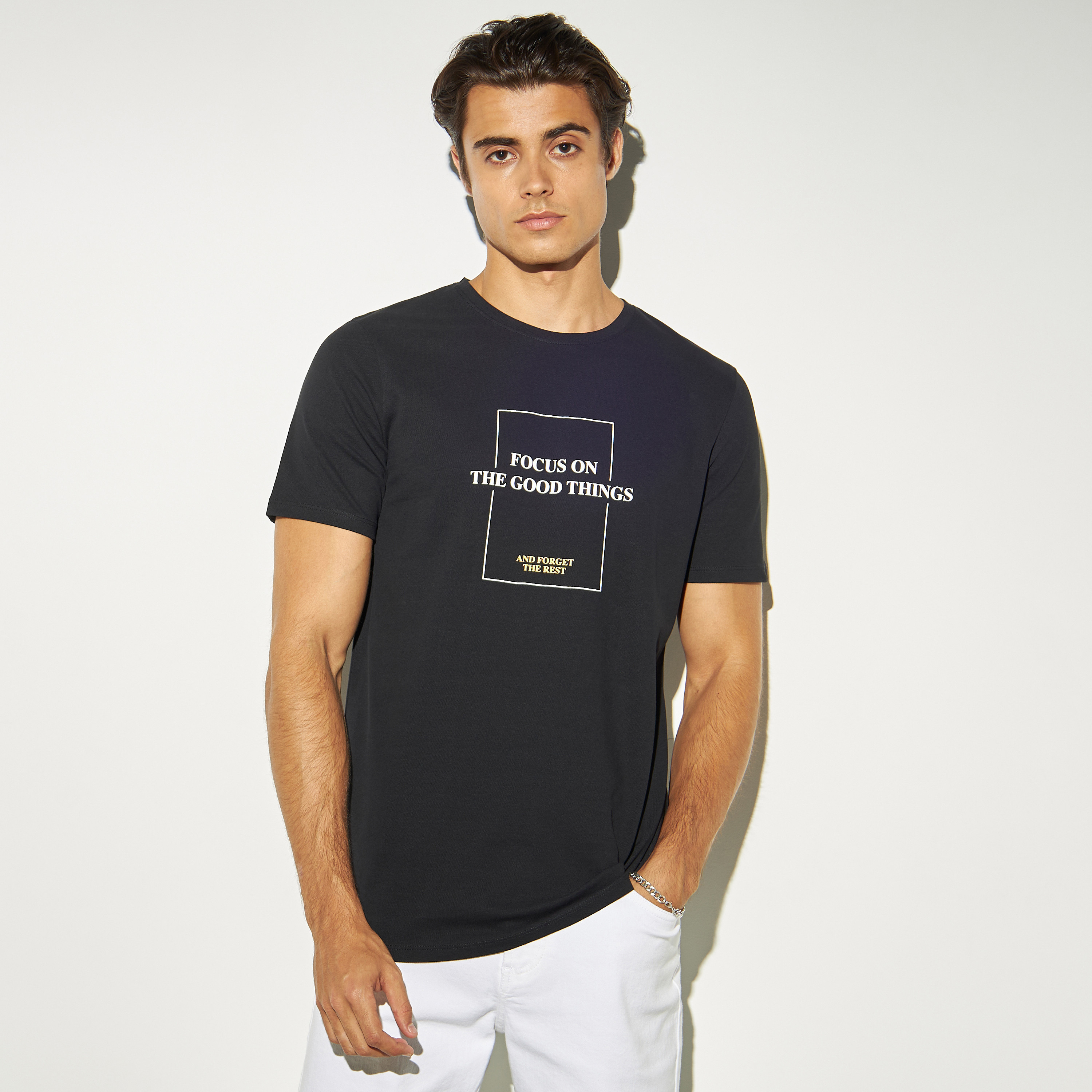 تيشيرت بيكيه بياقة ضيقة بيكيه وأكمام قصيرة وطبعات تايبوجرافيك من آيكونيك-men-clothing-tshirtsandpolos-tshirts-image-1