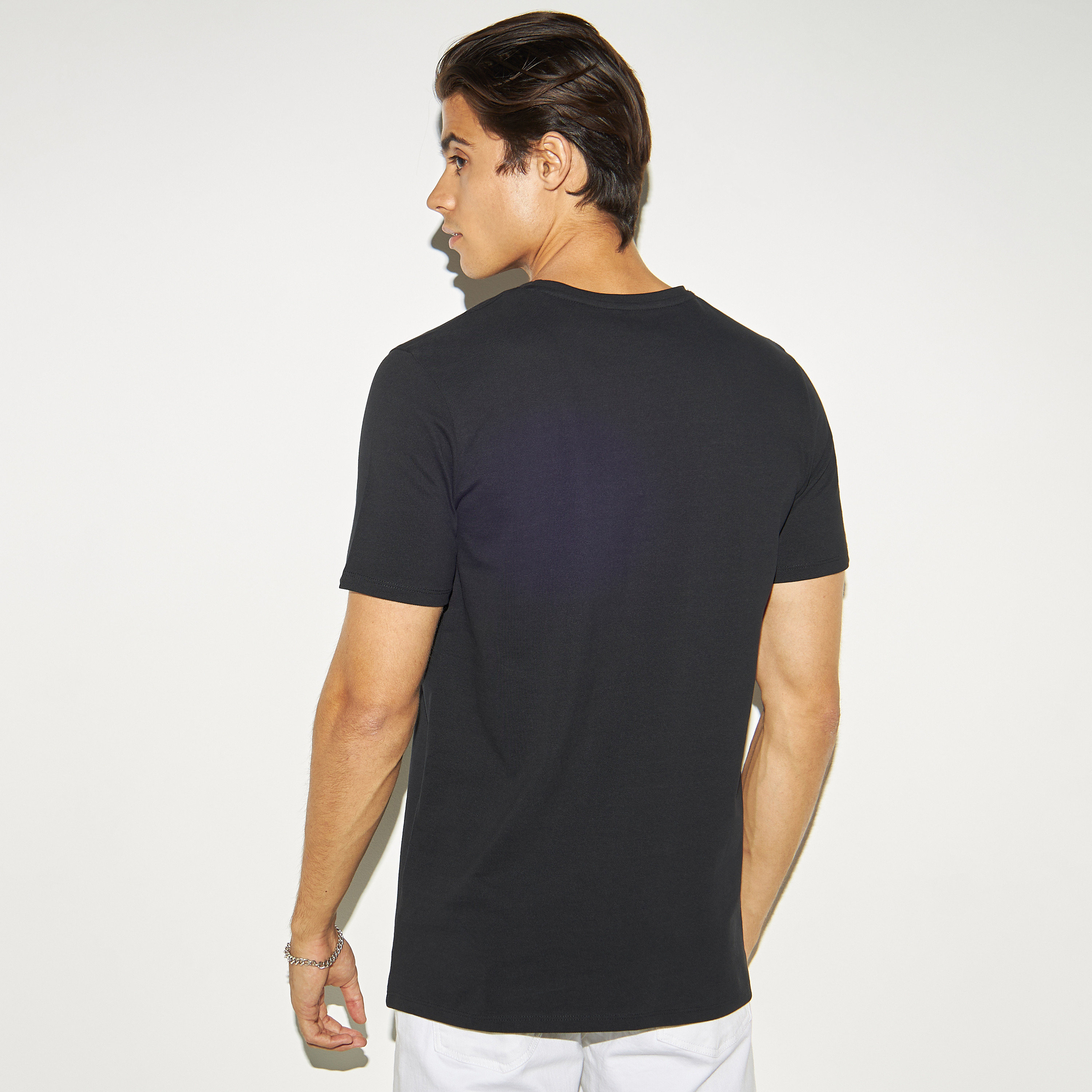 تيشيرت بيكيه بياقة ضيقة بيكيه وأكمام قصيرة وطبعات تايبوجرافيك من آيكونيك-men-clothing-tshirtsandpolos-tshirts-image-3