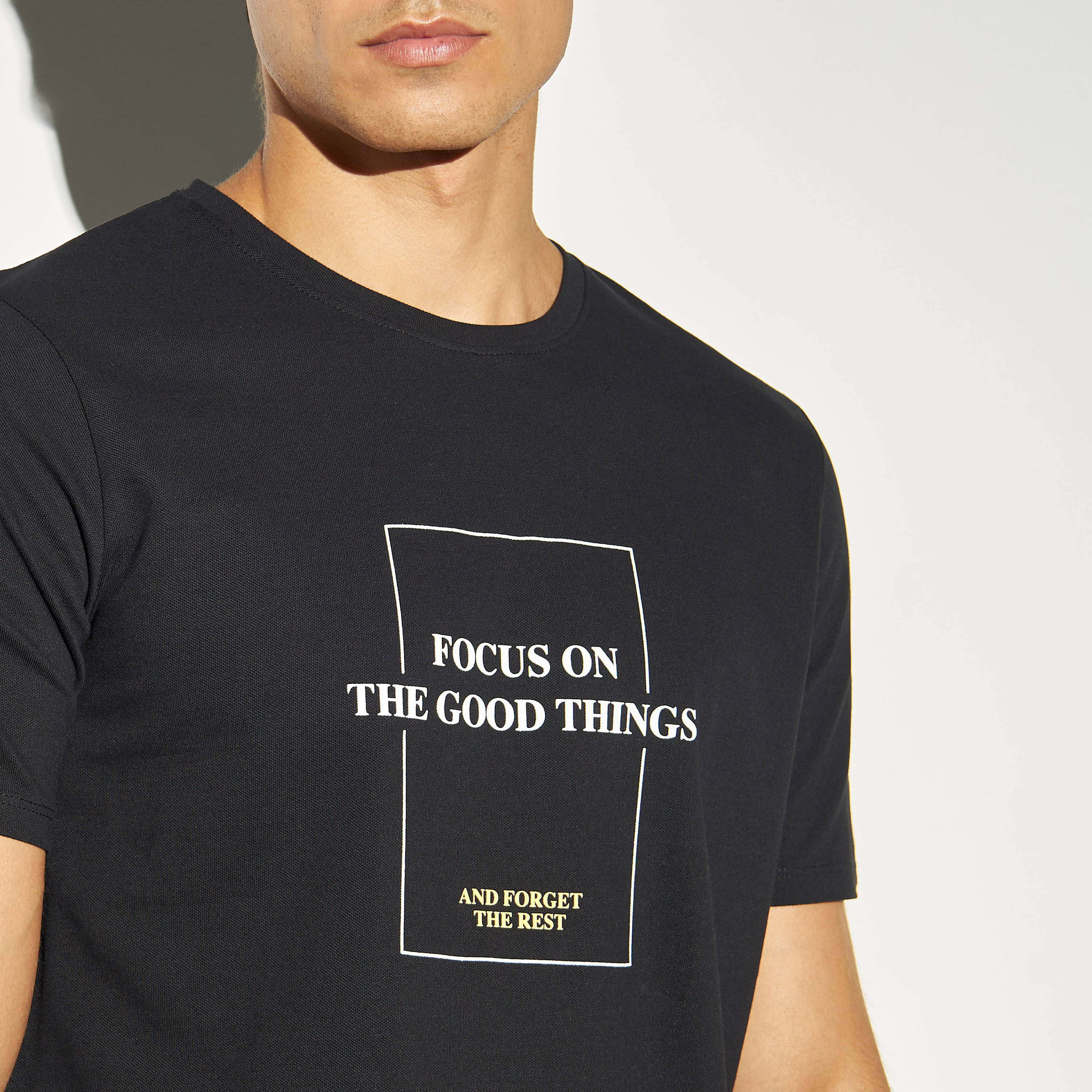 تيشيرت بيكيه بياقة ضيقة بيكيه وأكمام قصيرة وطبعات تايبوجرافيك من آيكونيك-men-clothing-tshirtsandpolos-tshirts-image-4