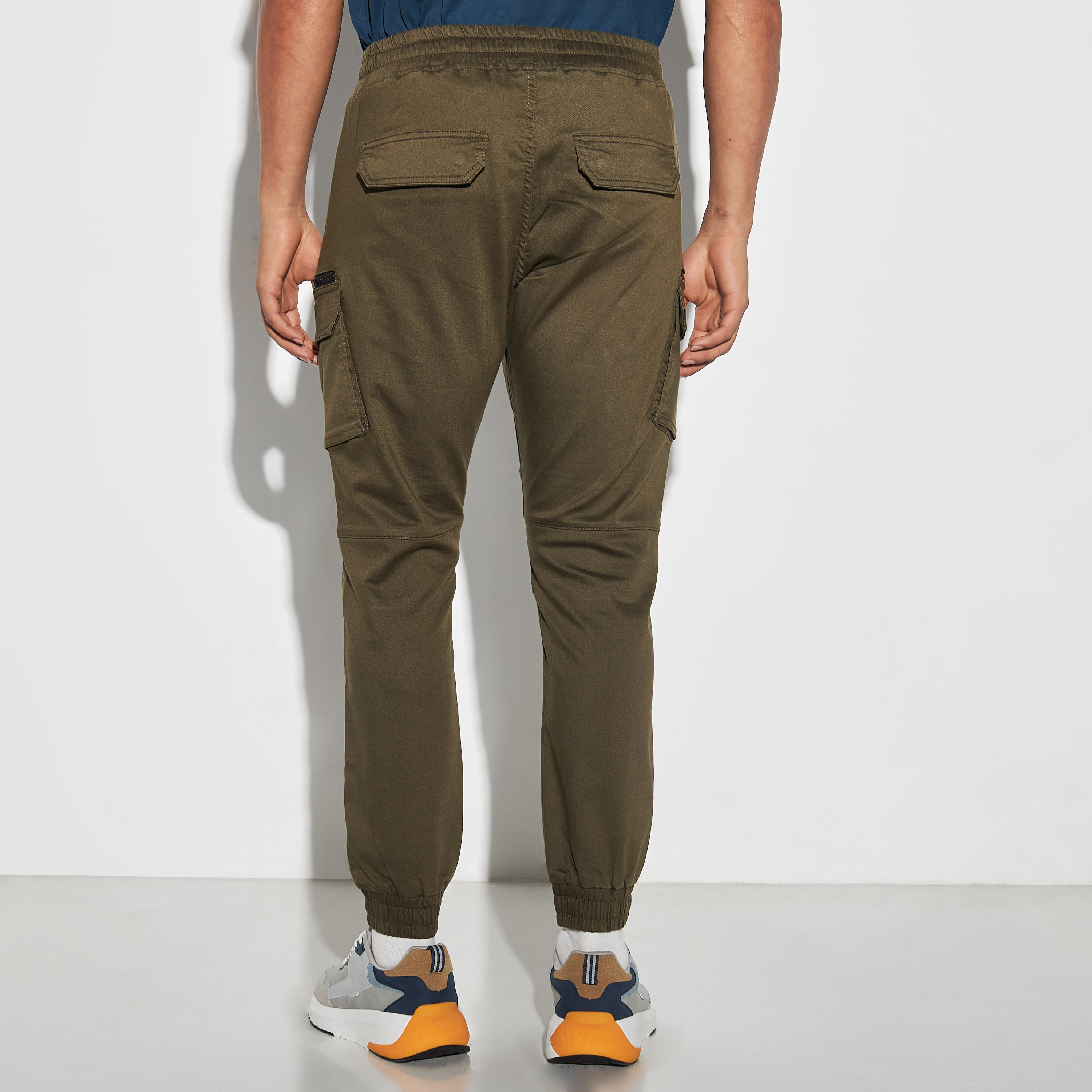 Buy Men s Iconic Solid Cargo Joggers with Zipper Detail Online