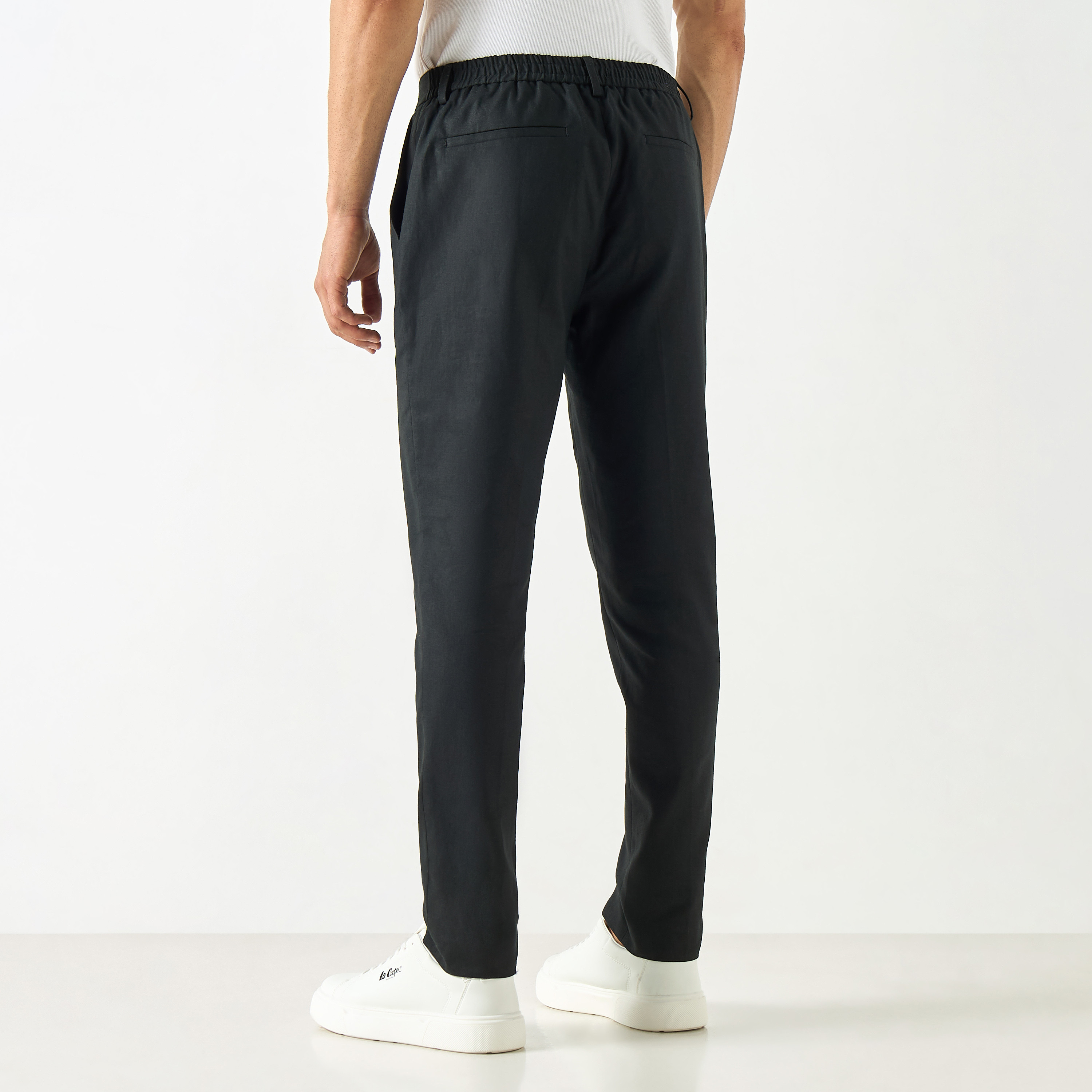 بنطلون كتان سادة بجيوب من آيكونيك-men-clothing-bottoms-trousersandchinos-trousers-image-3