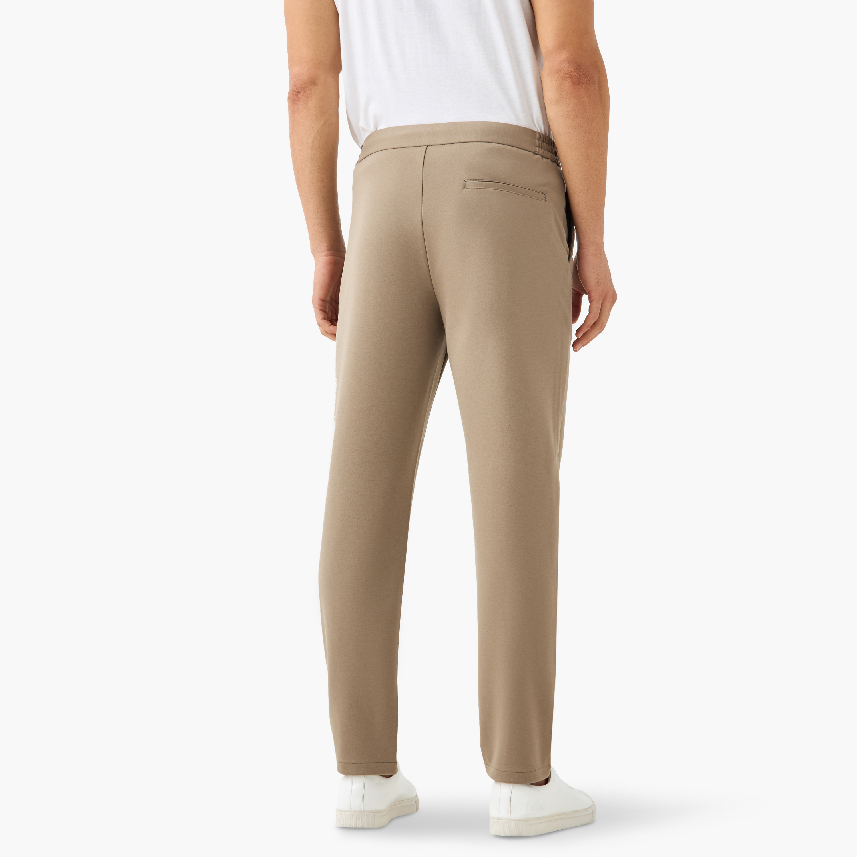 بنطلون بقصّة عادية وخصر مطاطي وجيوب من أيكونيك-men-clothing-bottoms-trousersandchinos-trousers-image-8