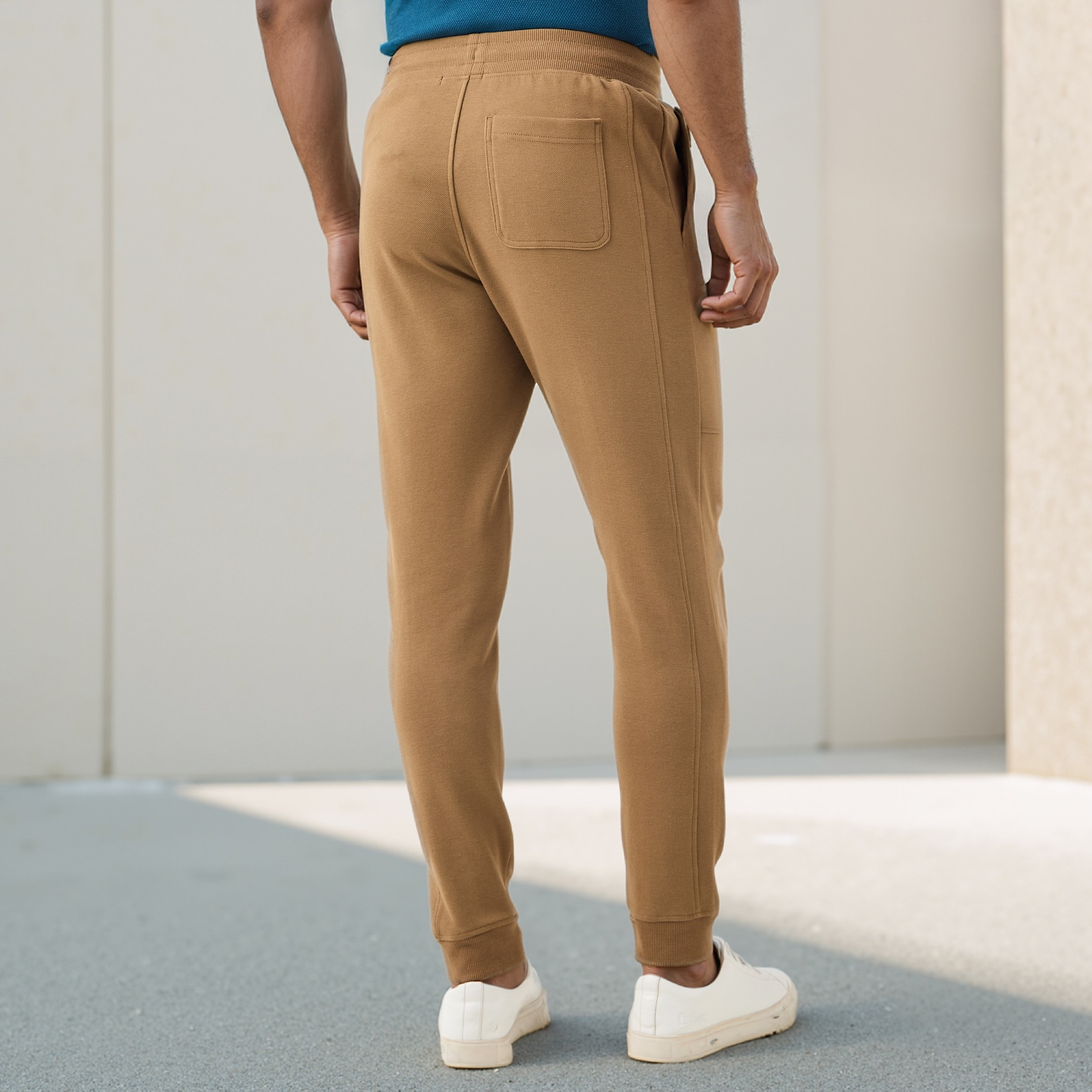 بنطلون رياضي بقصّة سليم وخصر مطاطي وجيوب من أيكونيك-men-clothing-bottoms-joggers-image-3