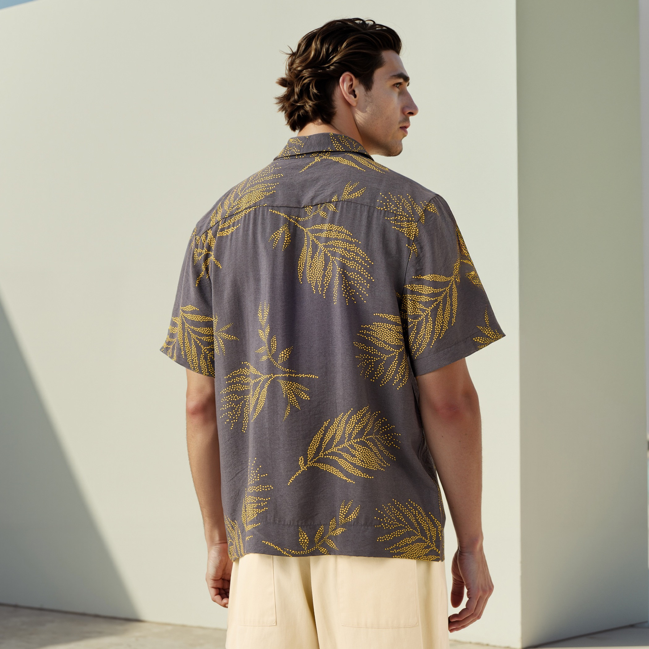 قميص بطبعات أوراق شجر من آيكونيك-men-clothing-shirts-image-3