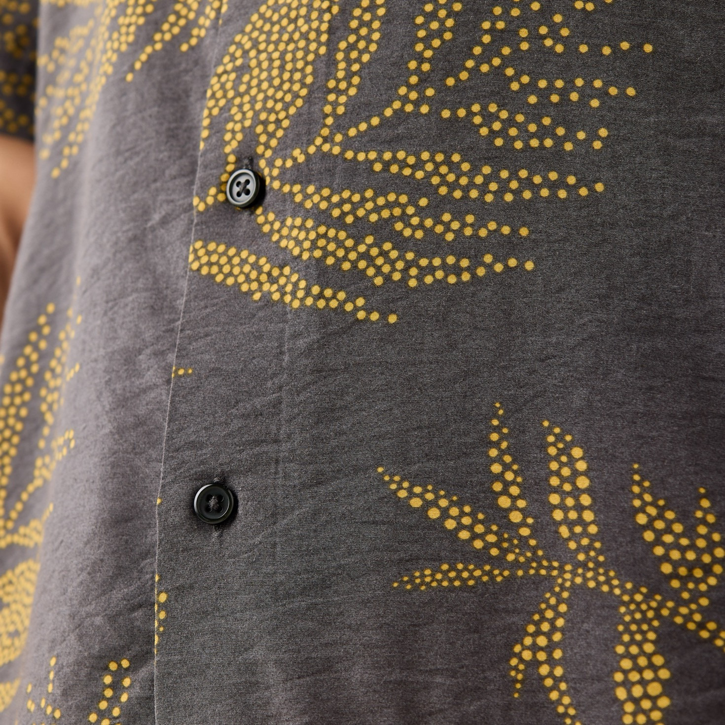 قميص بطبعات أوراق شجر من آيكونيك-men-clothing-shirts-image-5