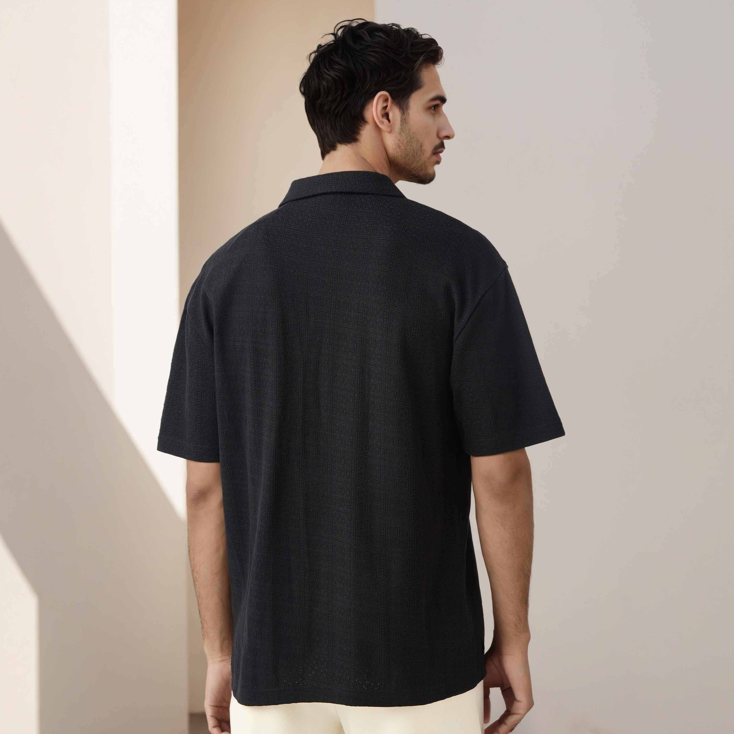 قميص بارز الملمس بقصة عادية وبياقة كامب من أيكونيك-men-clothing-shirts-image-3