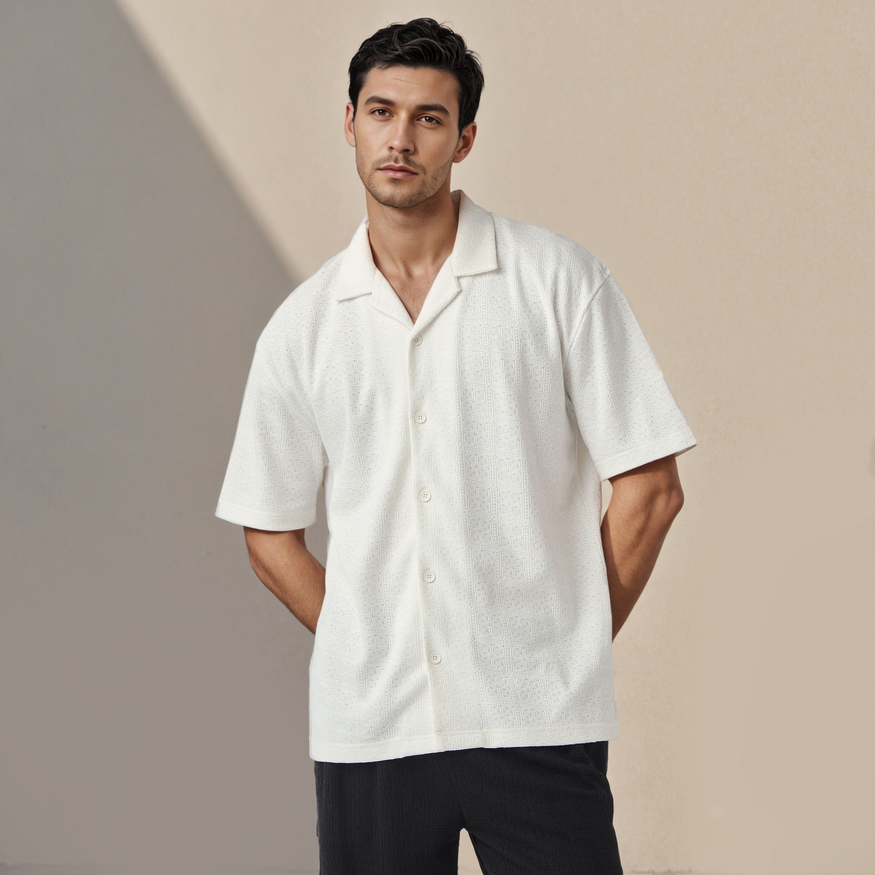 قميص بارز الملمس بقصة عادية وبياقة كامب من أيكونيك-men-clothing-shirts-image-1