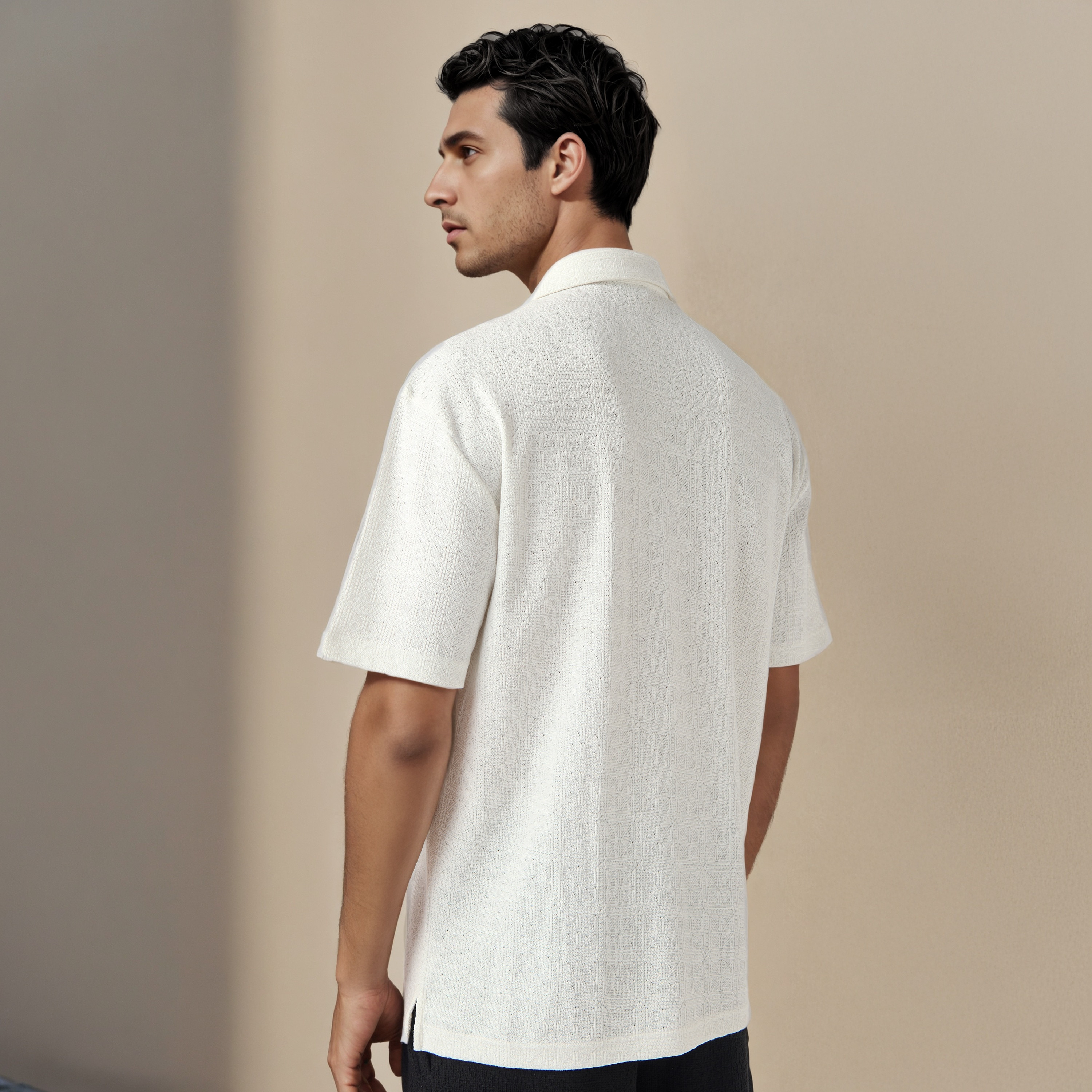 قميص بارز الملمس بقصة عادية وبياقة كامب من أيكونيك-men-clothing-shirts-image-3