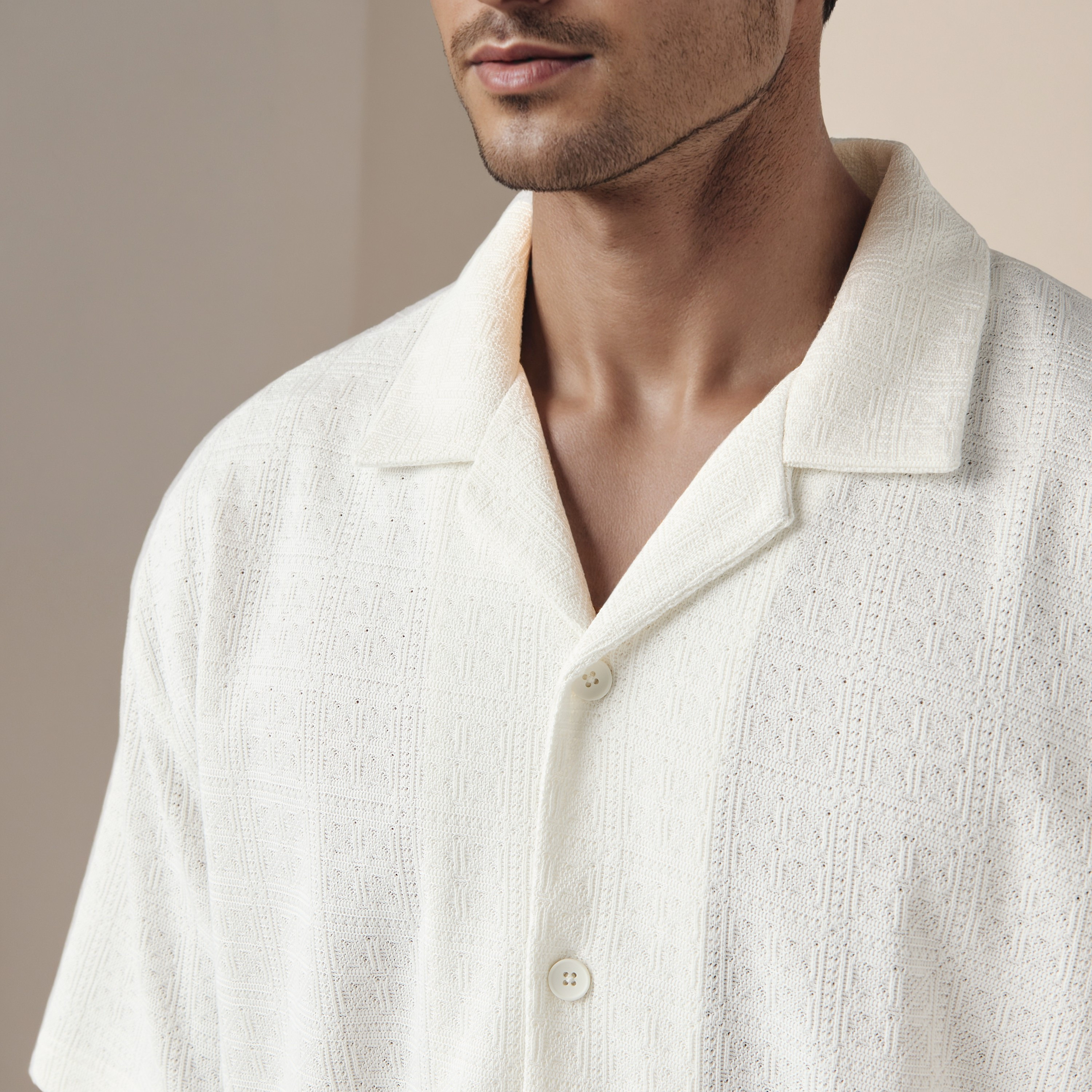 قميص بارز الملمس بقصة عادية وبياقة كامب من أيكونيك-men-clothing-shirts-image-4