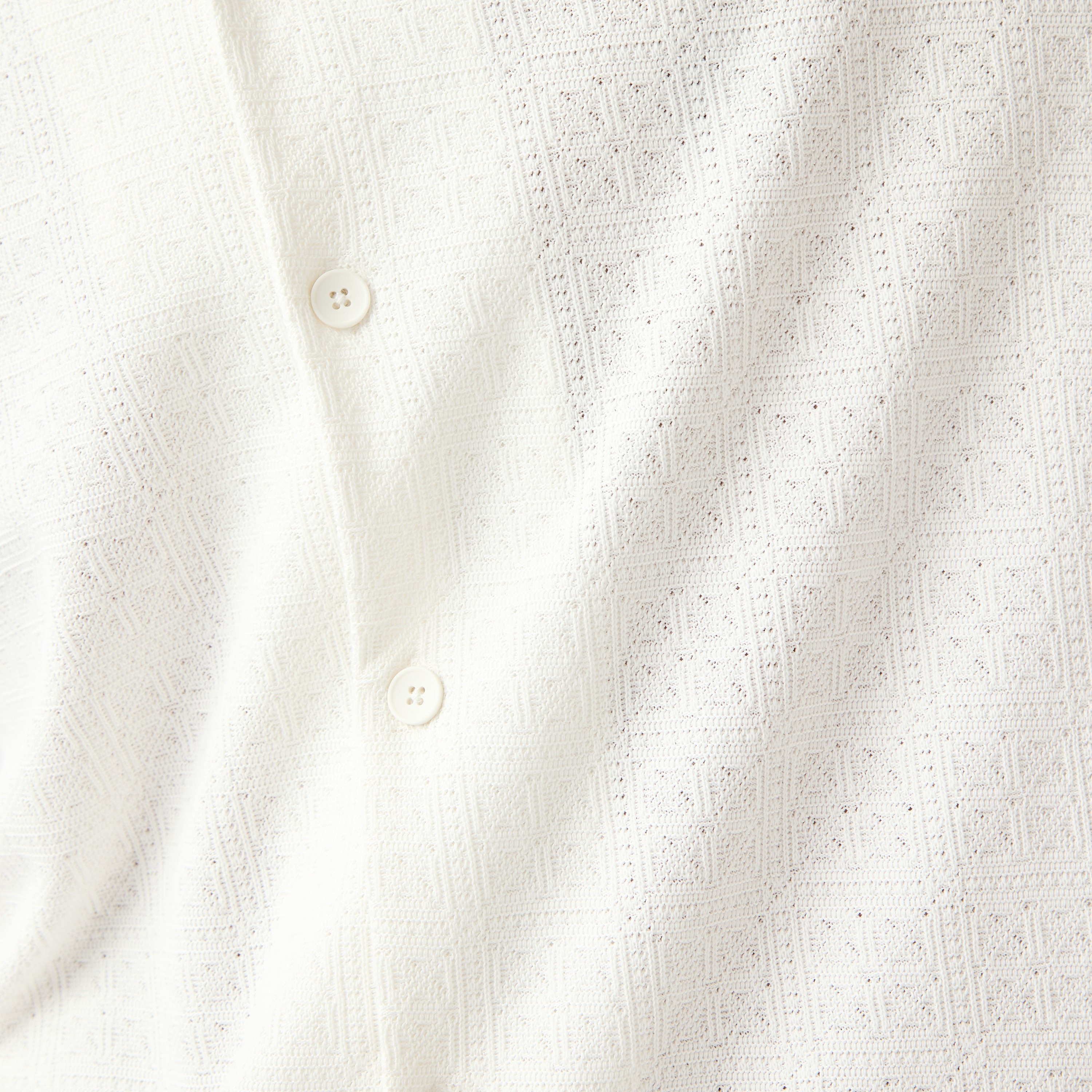 قميص بارز الملمس بقصة عادية وبياقة كامب من أيكونيك-men-clothing-shirts-image-5