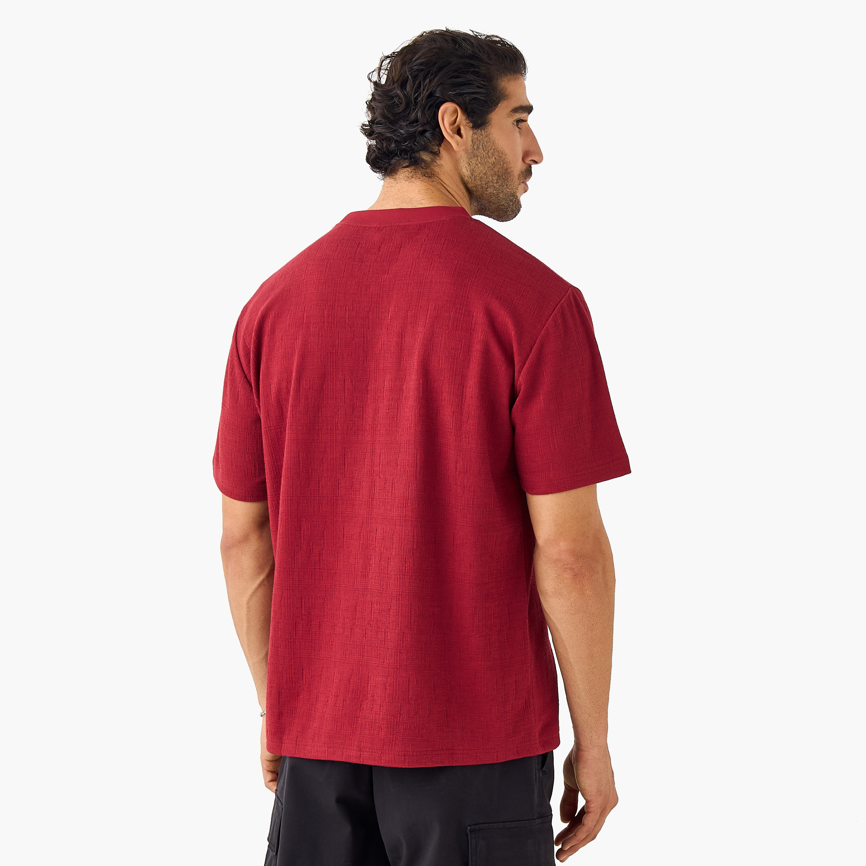 تيشيرت بارز الملمس بقصة مريحة من آيكونيك-men-clothing-tshirtsandpolos-tshirts-image-4