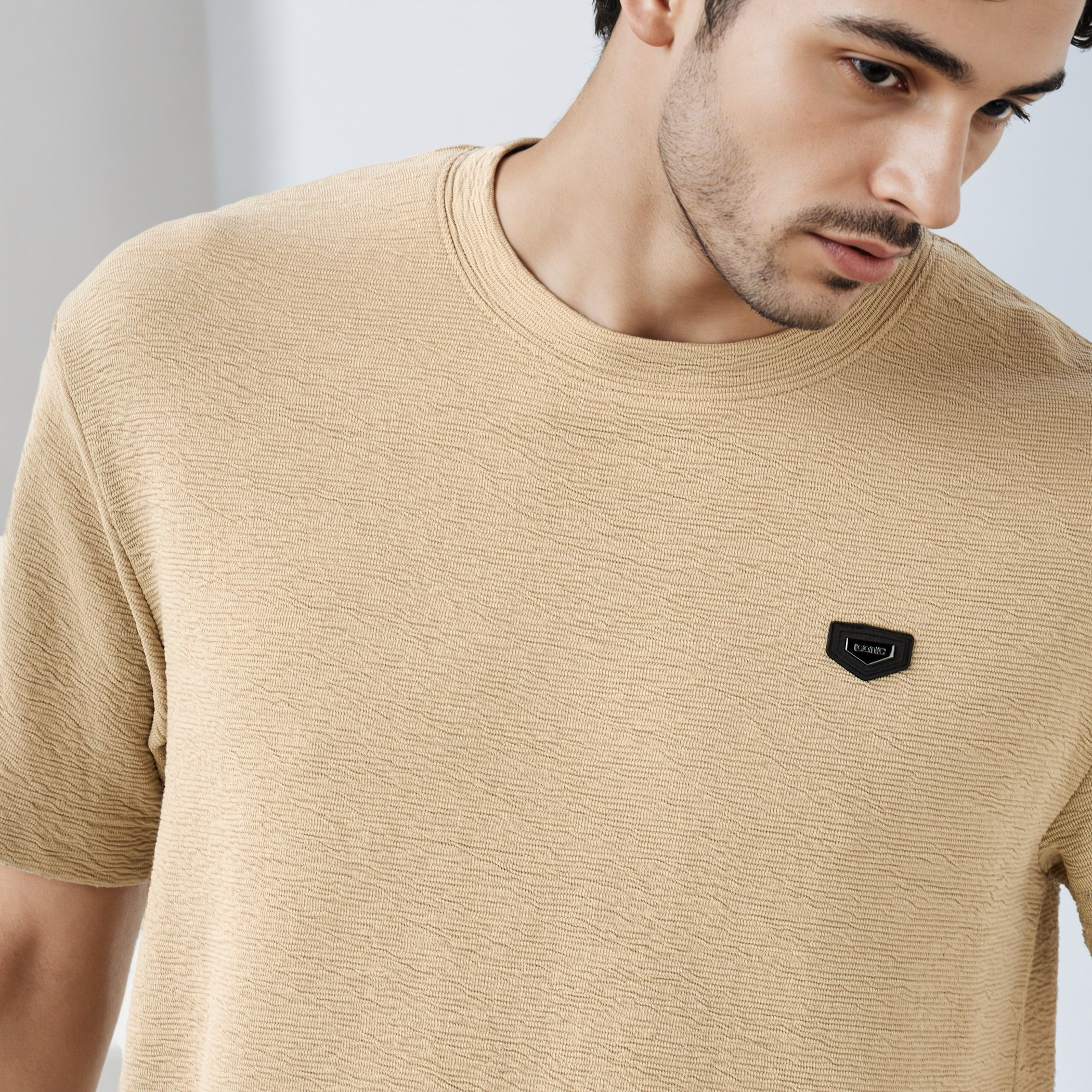 تيشيرت فضفاض بارز الملمس من آيكونيك-men-clothing-tshirtsandpolos-tshirts-image-5