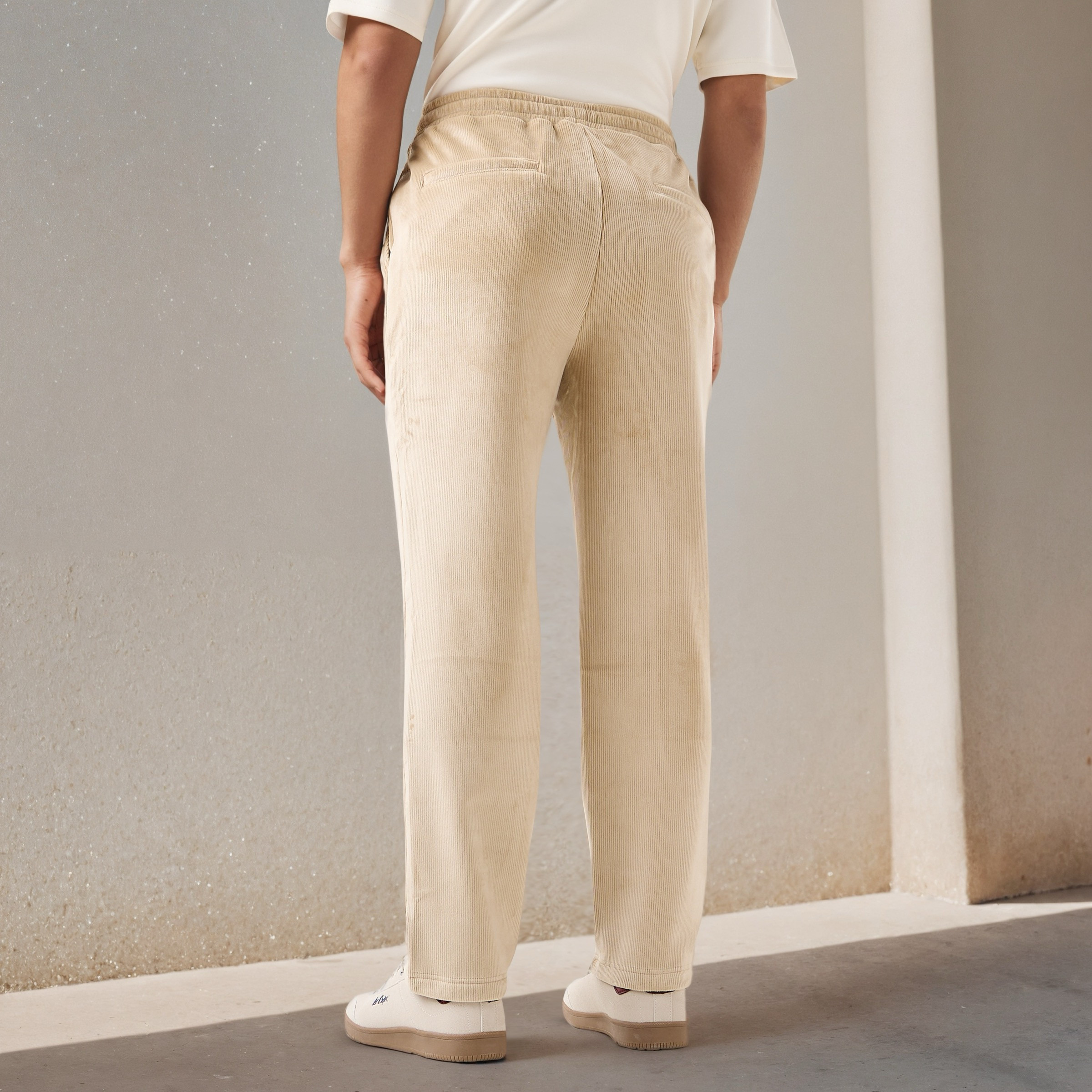 بنطلون كوردروي بقصّة عادية وخصر مطاطي وجيوب من أيكونيك-men-clothing-bottoms-trousersandchinos-trousers-image-3